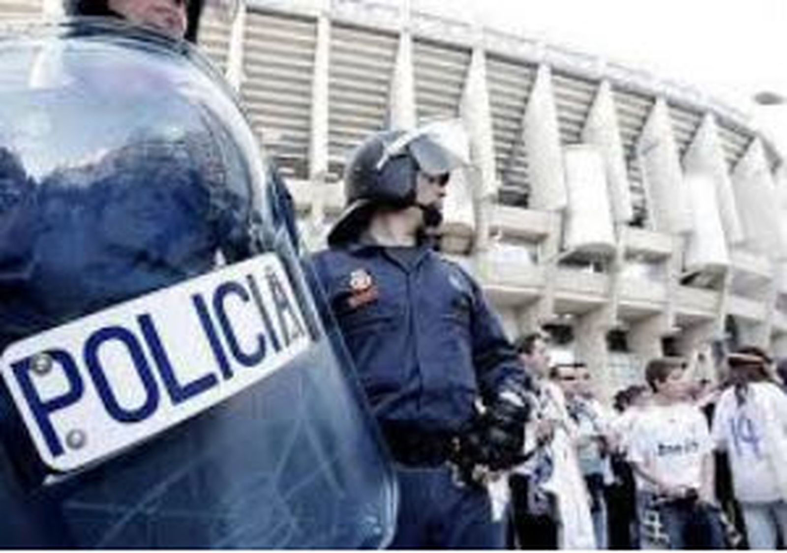 Policía en el Bernabéu
