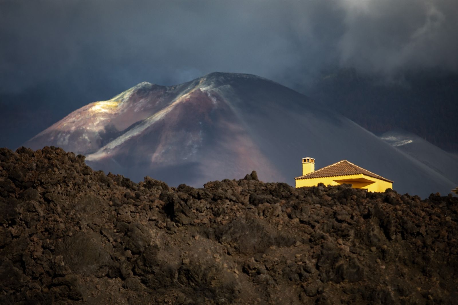 Vistas del volcán Tajogaite desde Los Llanos de Aridane, La Palma