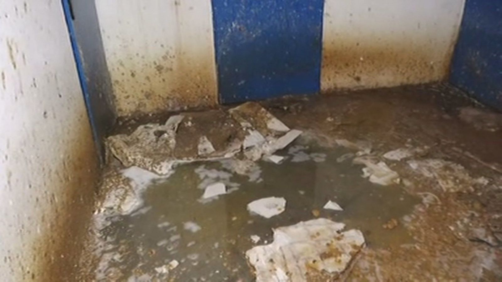 La rotura de una tubería de aguas fecales se ha convertido en la pesadilla de un edificio del Ensanche de Vallecas