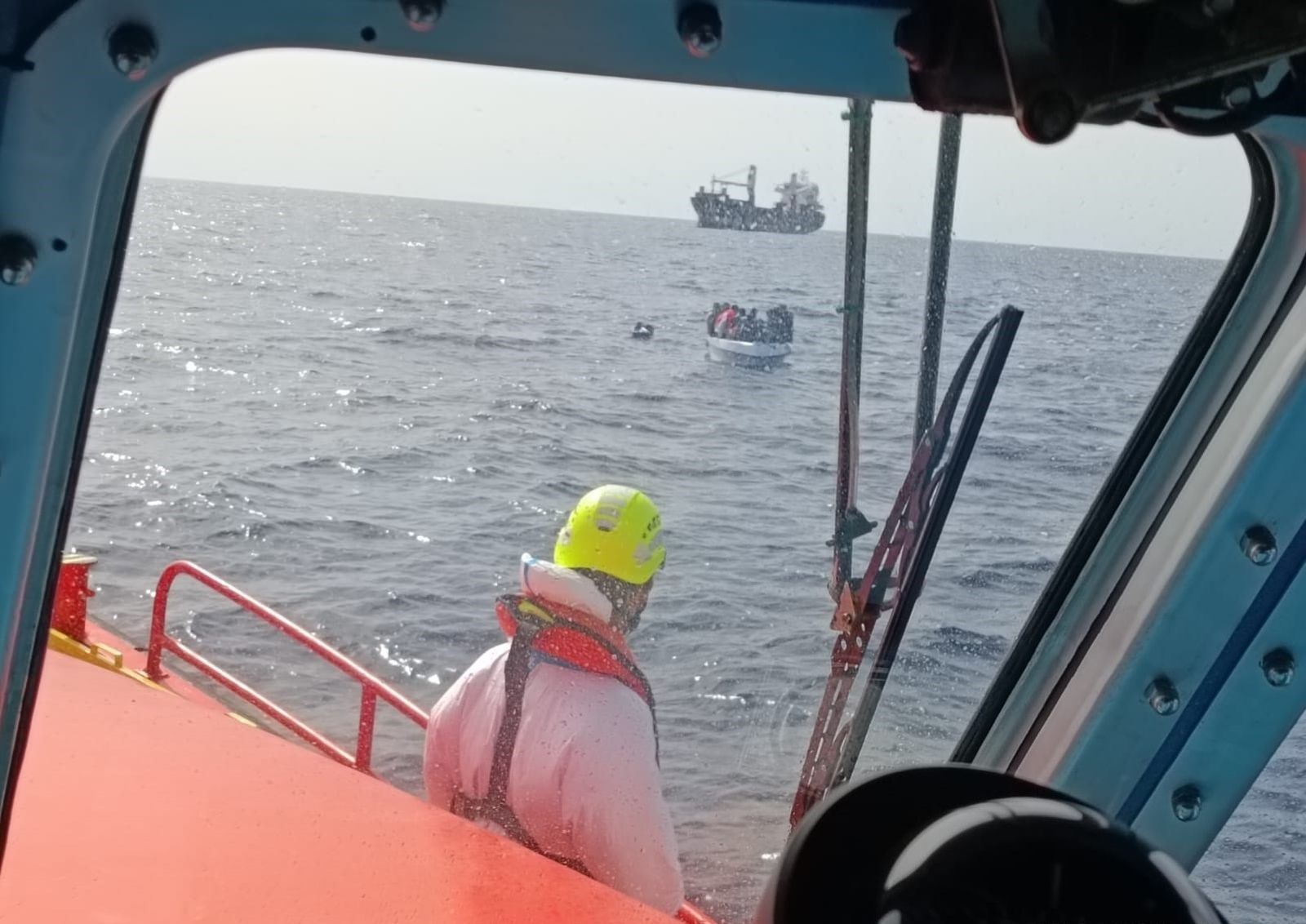 Rescate de una patera con 17 ocupantes a unas 40 millas de Cabo de Gata