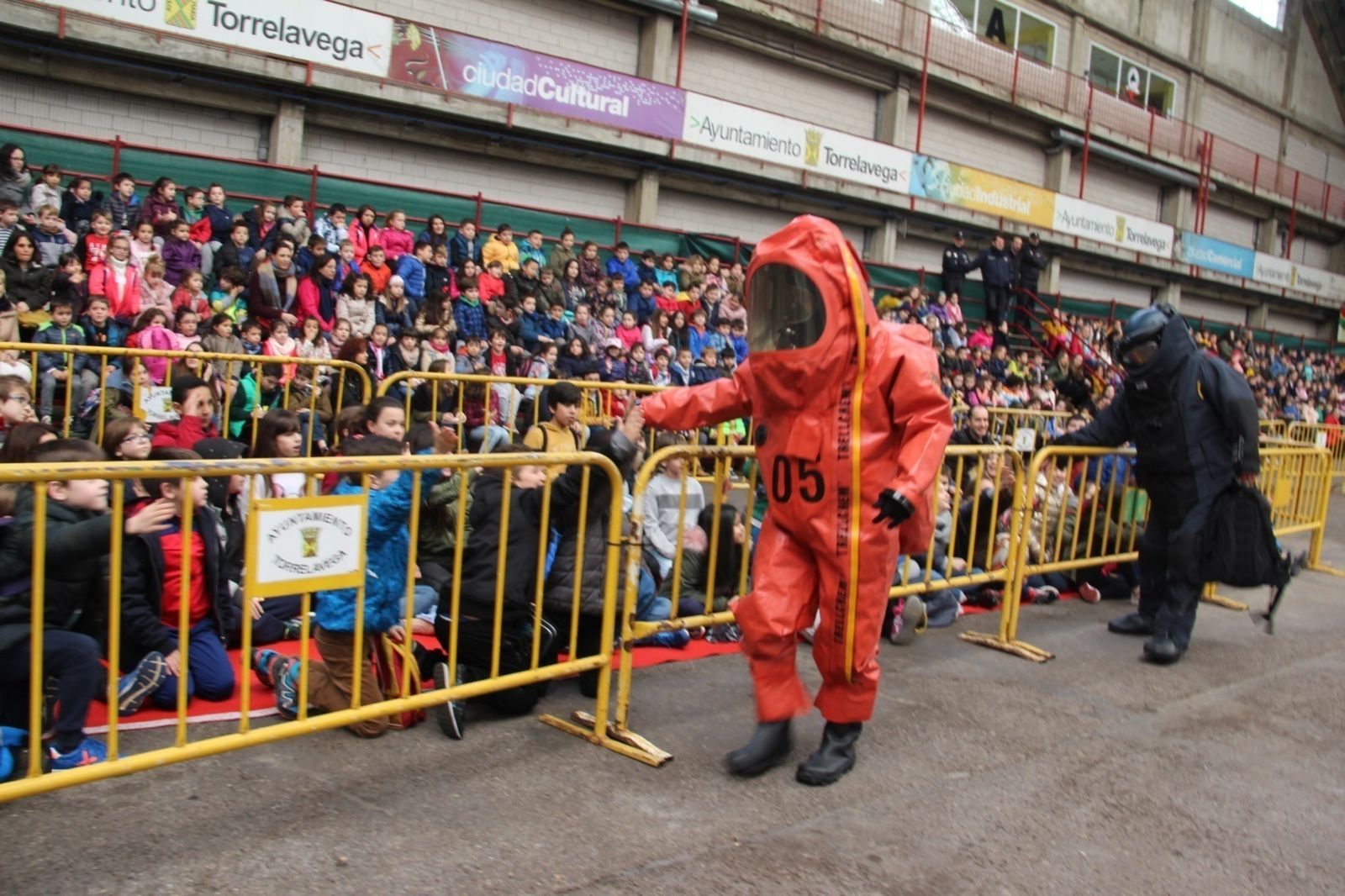 Demostración del trabajo de los expertos en desactivación de explosivos