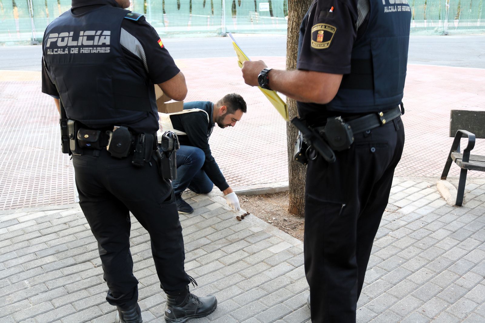 Toma de muestras de ADN de mascotas en una calle de Alcalá