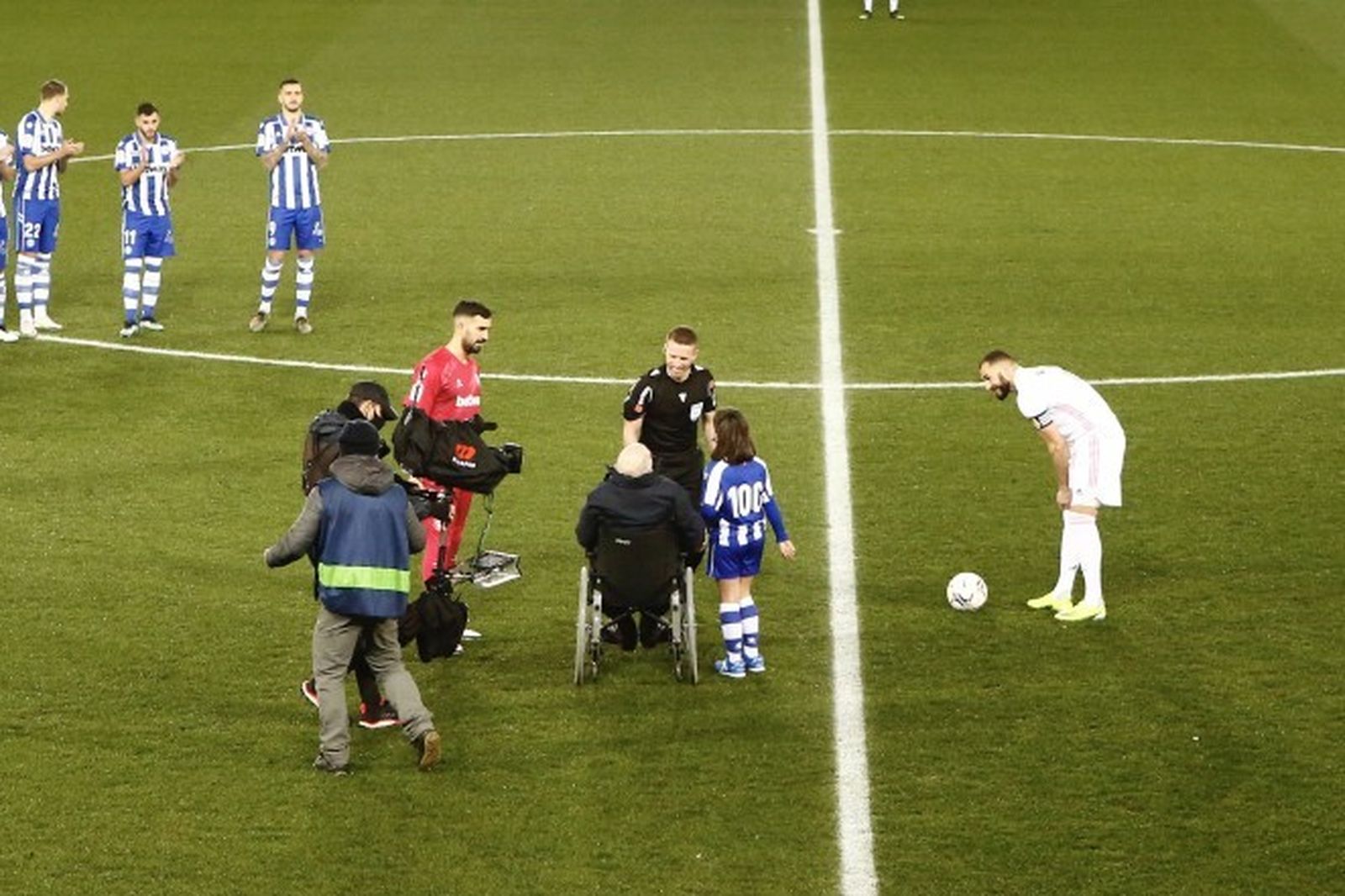 Javier Berasaluce hace el saque de honor en Mendizorroza durante el partido Alavés - Real Madrid