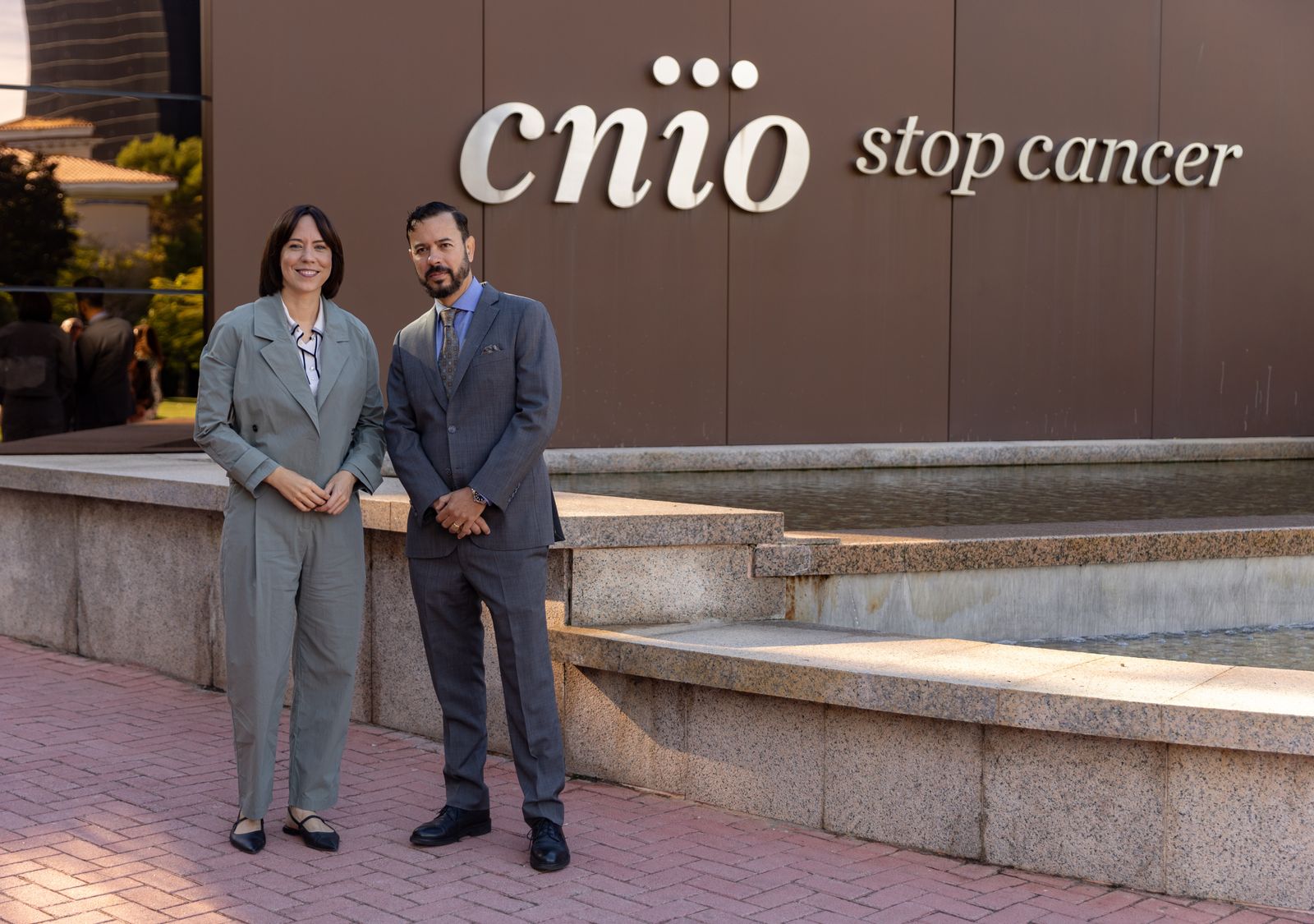 El investigador Raúl Rabadán junto a la ministra de Ciencia, Diana Morant