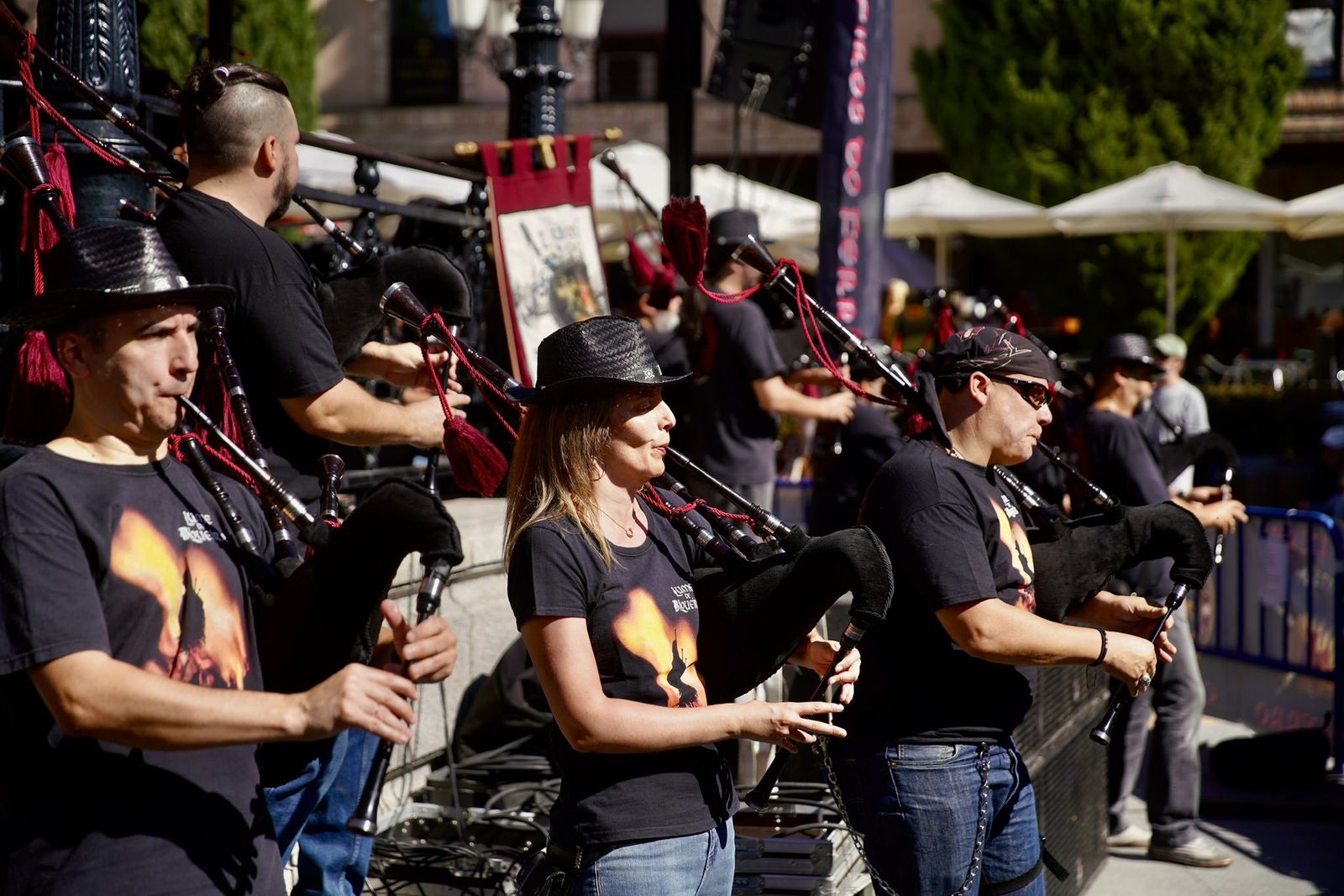 Actuación de la banda Lume de Biqueira en las fiestas de San Miguel, en Las Rozas