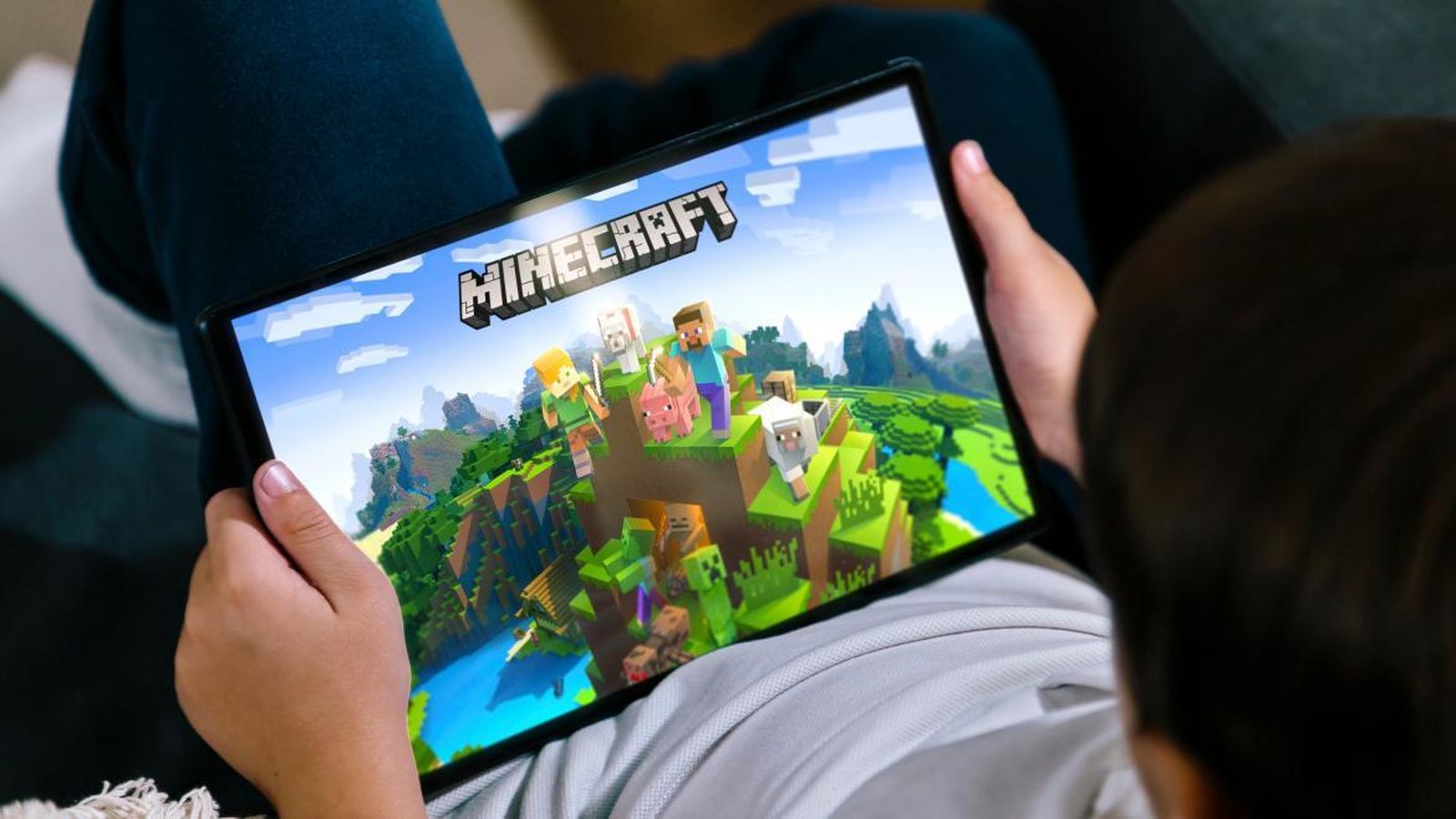 Niño jugando a Minecraft en la tablet