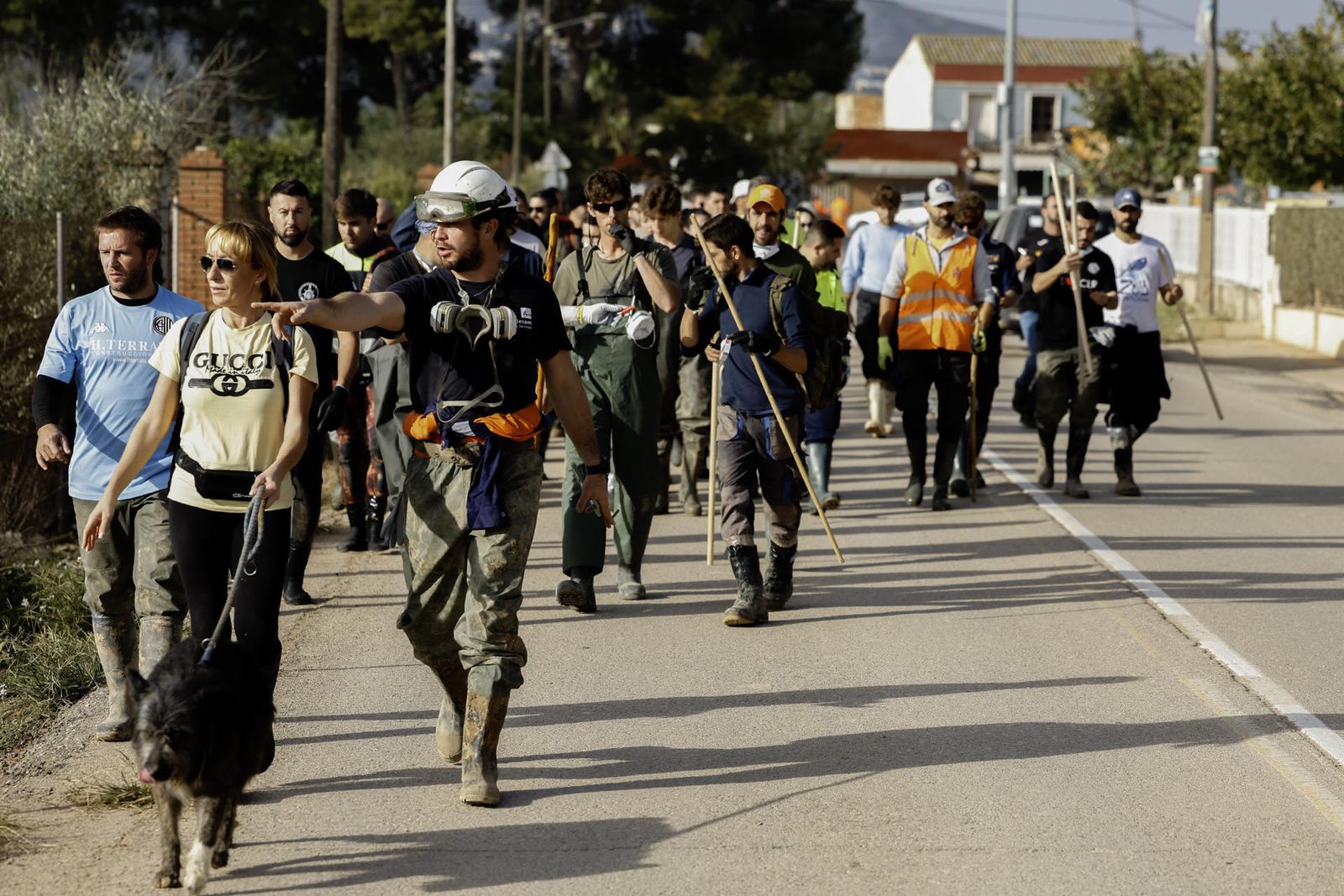 Voluntarios se dirigen a los alrededores de la localidad de Torrent para rastrear la zona en busca de cuerpos arrastrados por las riadas