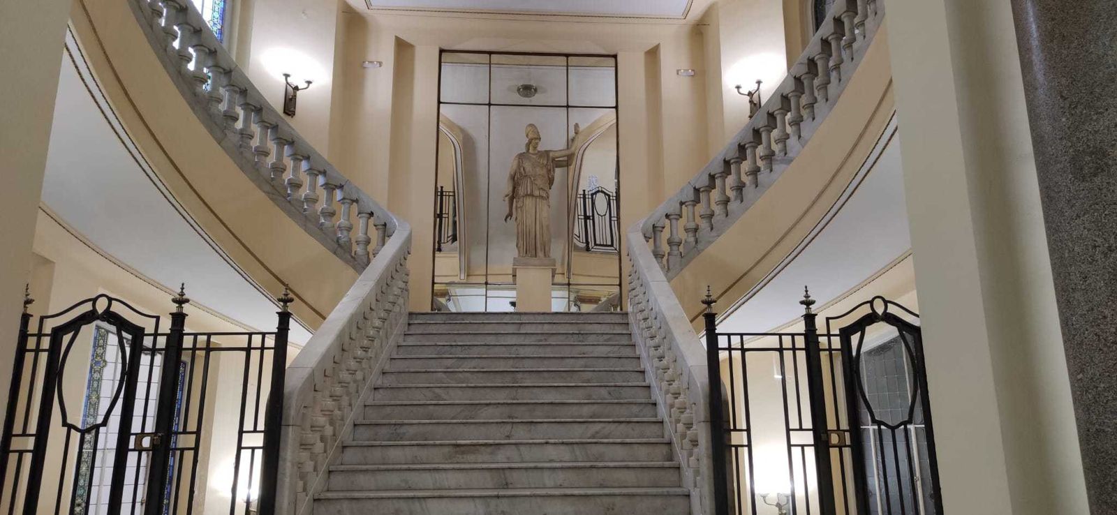 Escalera de entrada al Círculo de Brellas Artes