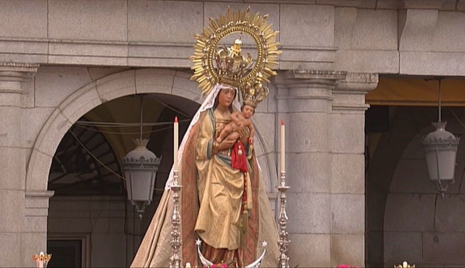 La imagen de la Almudena permanecerá en el atrio exterior para que los madrileños puedan verla