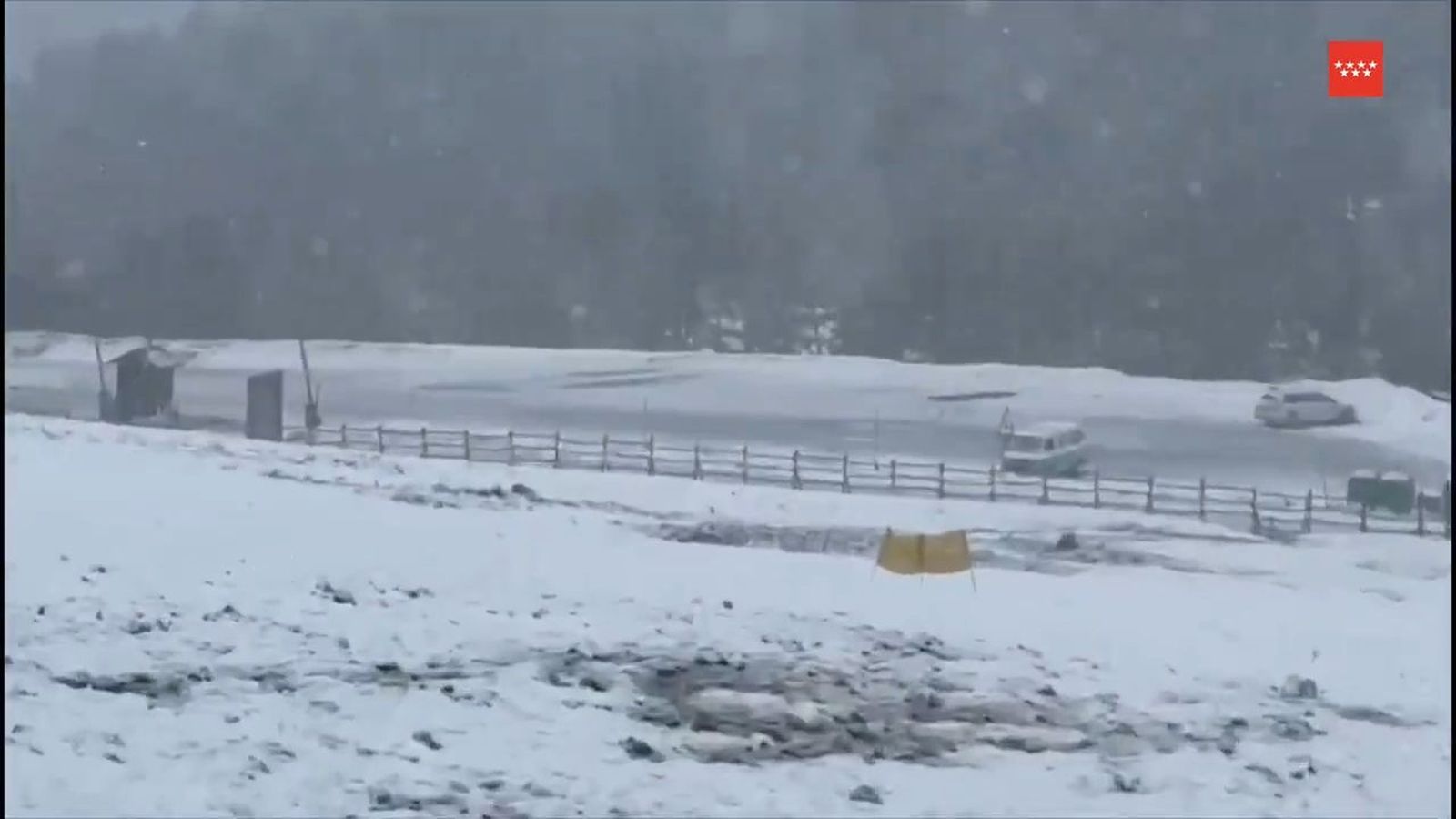 Cadenas en el Puerto de Cotos la tarde de este jueves a causa de la nevada