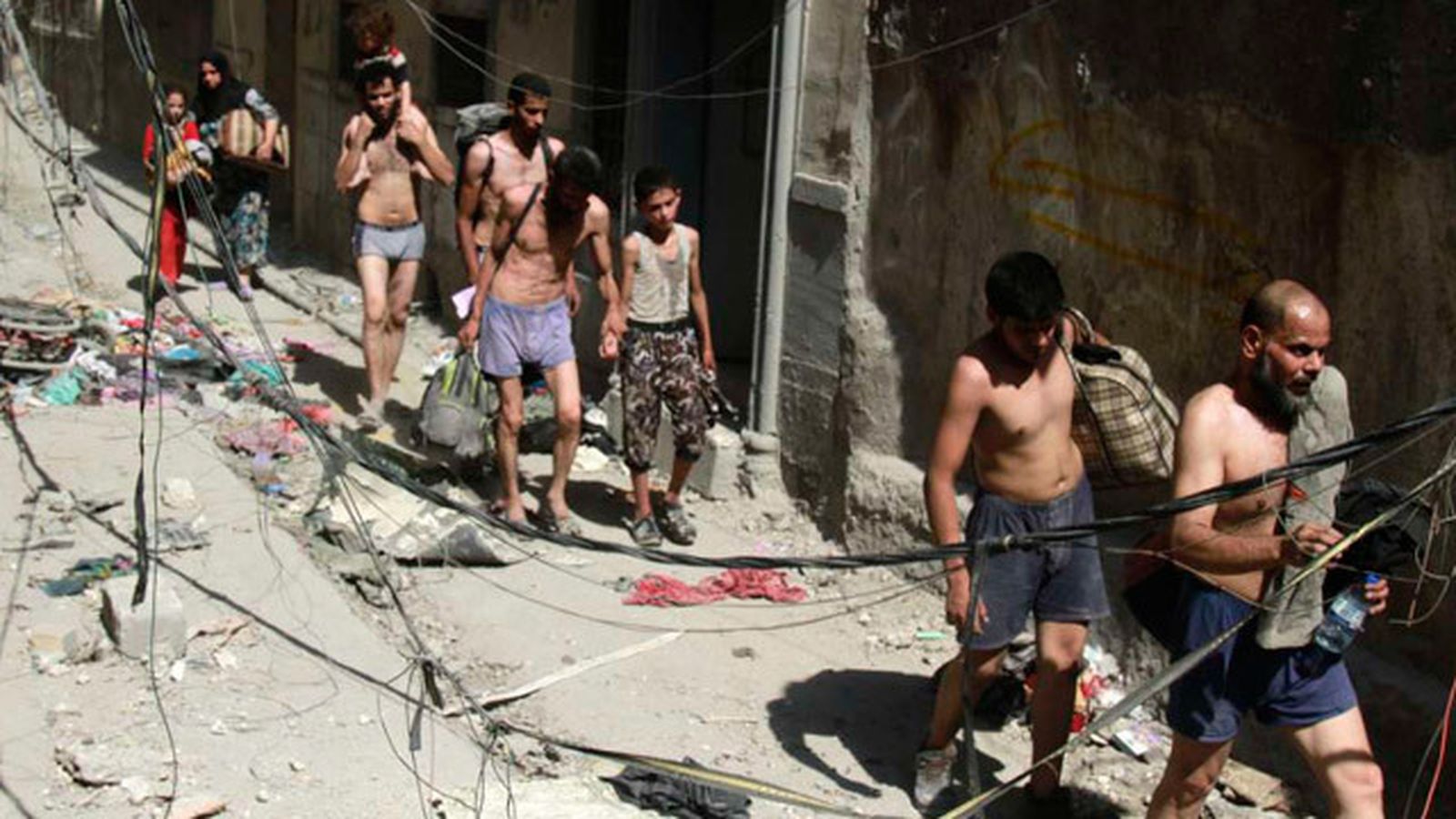 Civiles huyen semidesnudos de Mosul para distinguirse de los yihadistas