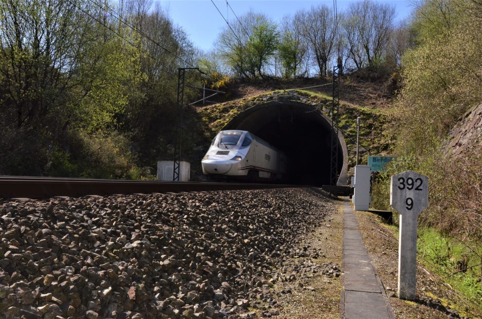 Renfe ocultó durante dos años el fallo de los túneles en Cantabria y Asturias al BEI