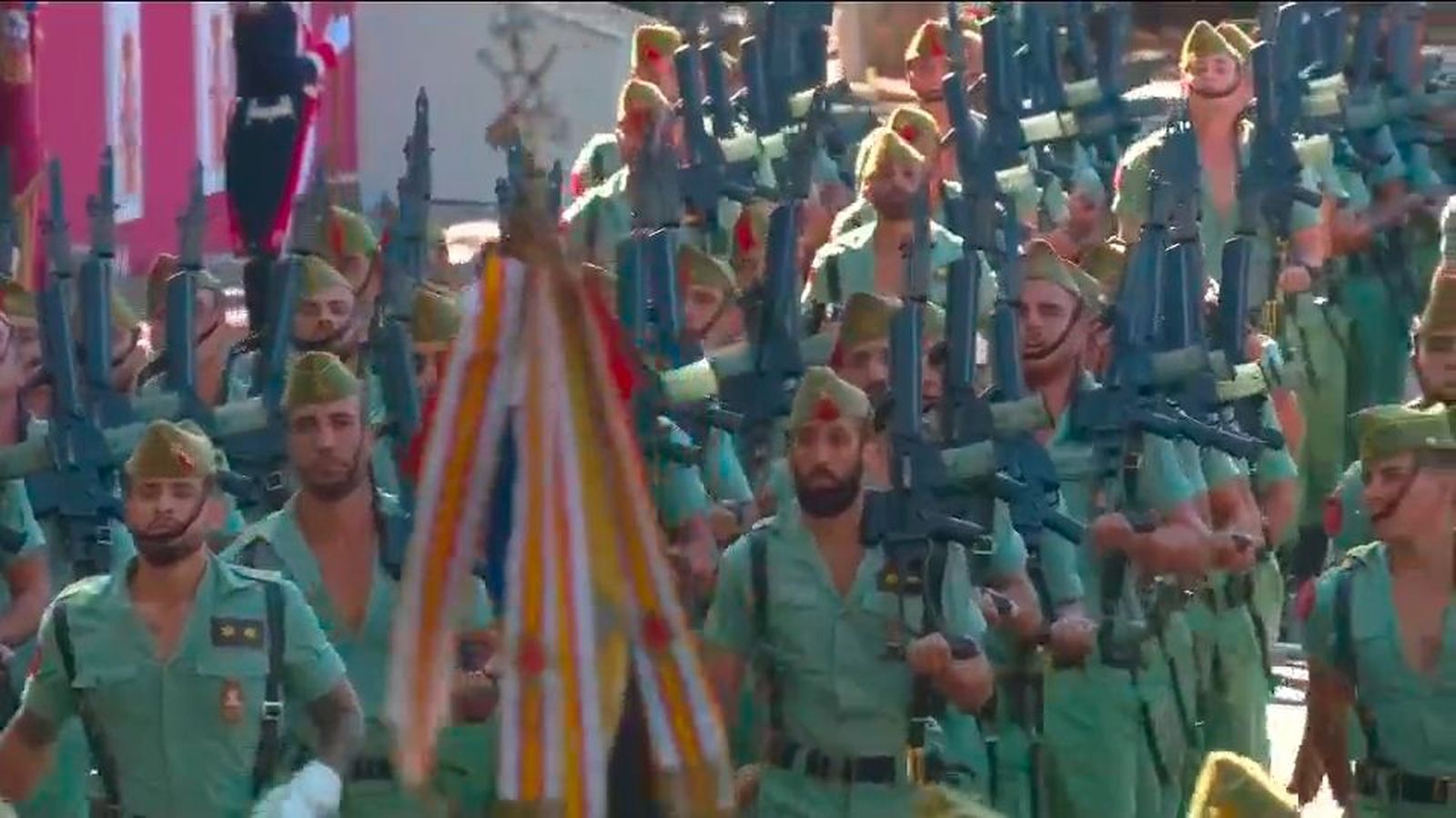 La marcha de la Legión y su mascota Baraka, entre las más aplaudidas