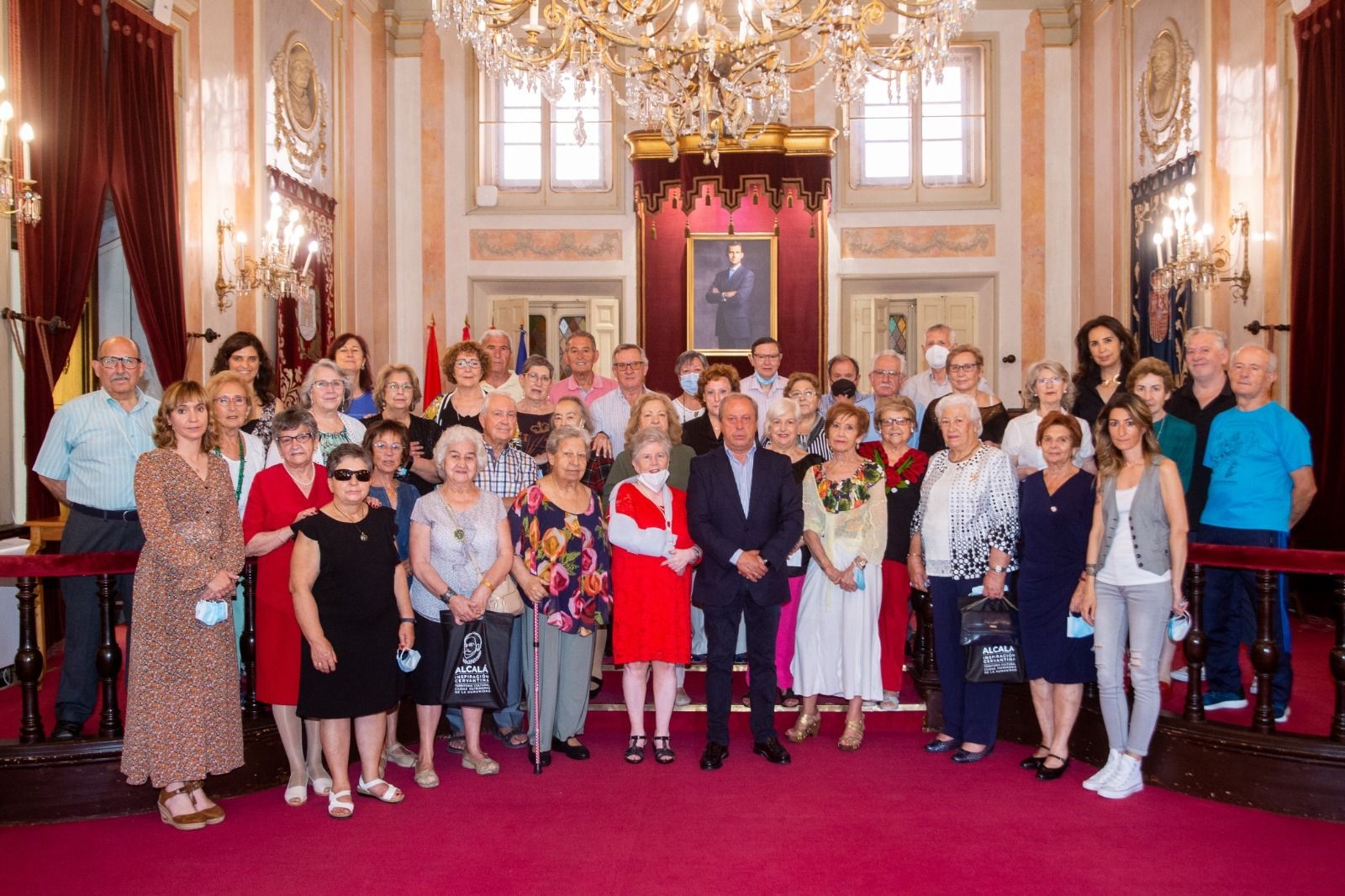 Grupo de los mayores de Alcalá homenajeados por su labor voluntaria