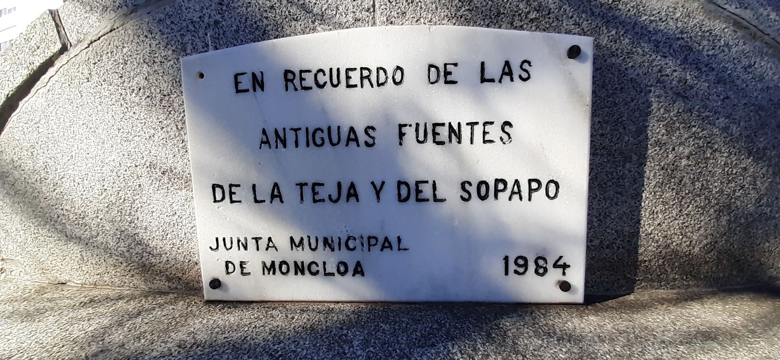 La placa colocada en la fuente de la Ribera del Manzanares