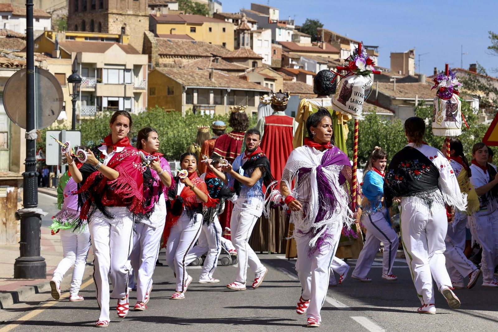 Mujeres de Cervera de Río Alhama (La Rioja) bailan en la celebración de San Gil