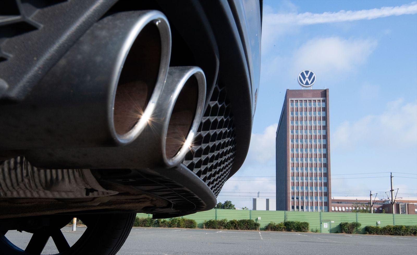 Escapes de un vehículo frente a la fábrica de Volskwagen en Wolfsburgo, Alemania