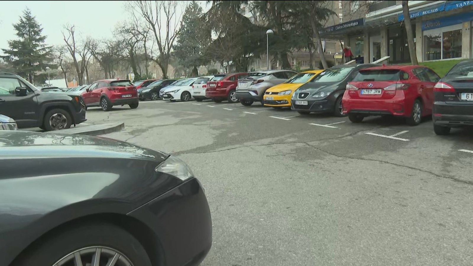 Robo de catalizadores, ruedas pinchadas o retrovisores destrozados en una calle de Moratalaz