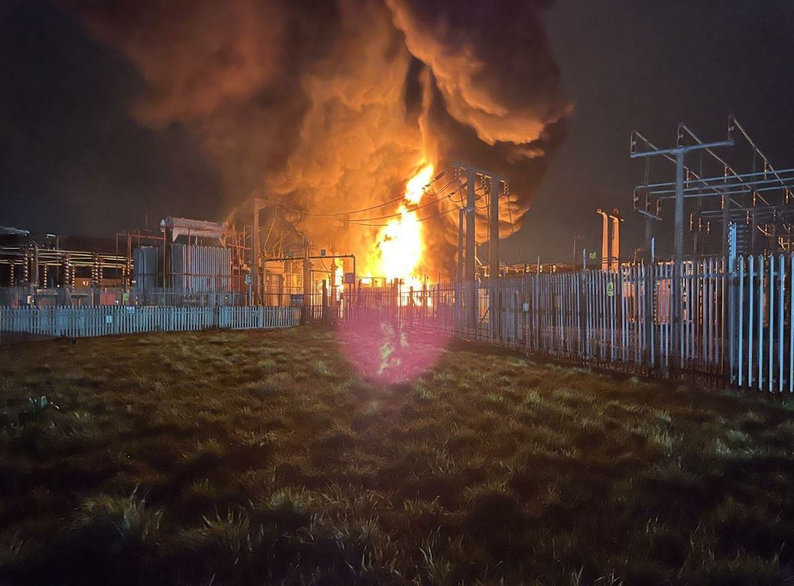 Incendio en una subestación eléctrica cerca del aeropuerto de Heathrow, en Londres