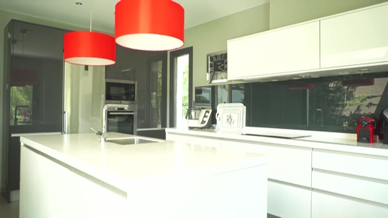 La cocina es blanca y por supuesto, con una 'isla' que permite tener más espacio de trabajo.