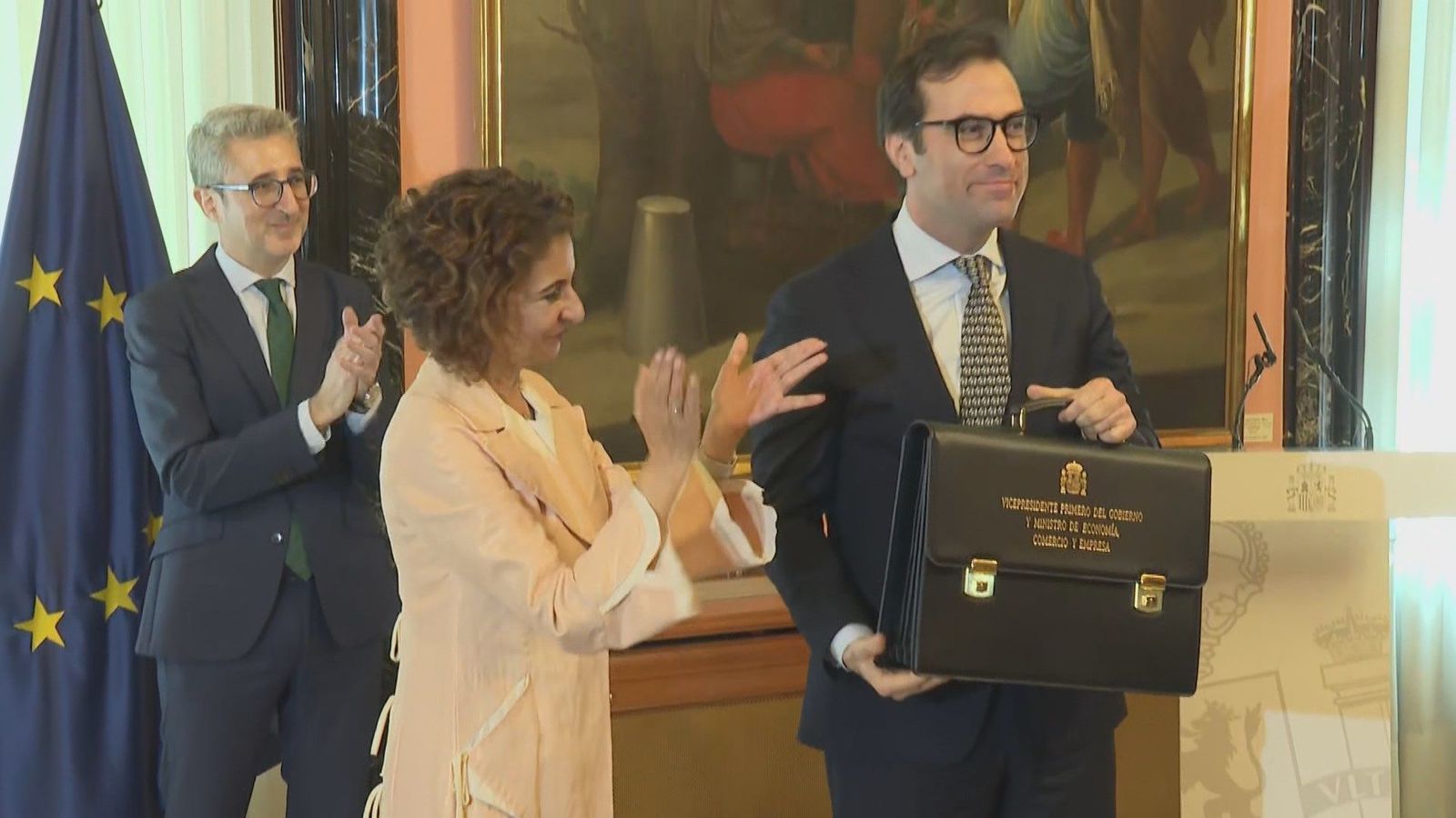 Cuerpo y España bromean con el peso de las carteras que les deja Montero