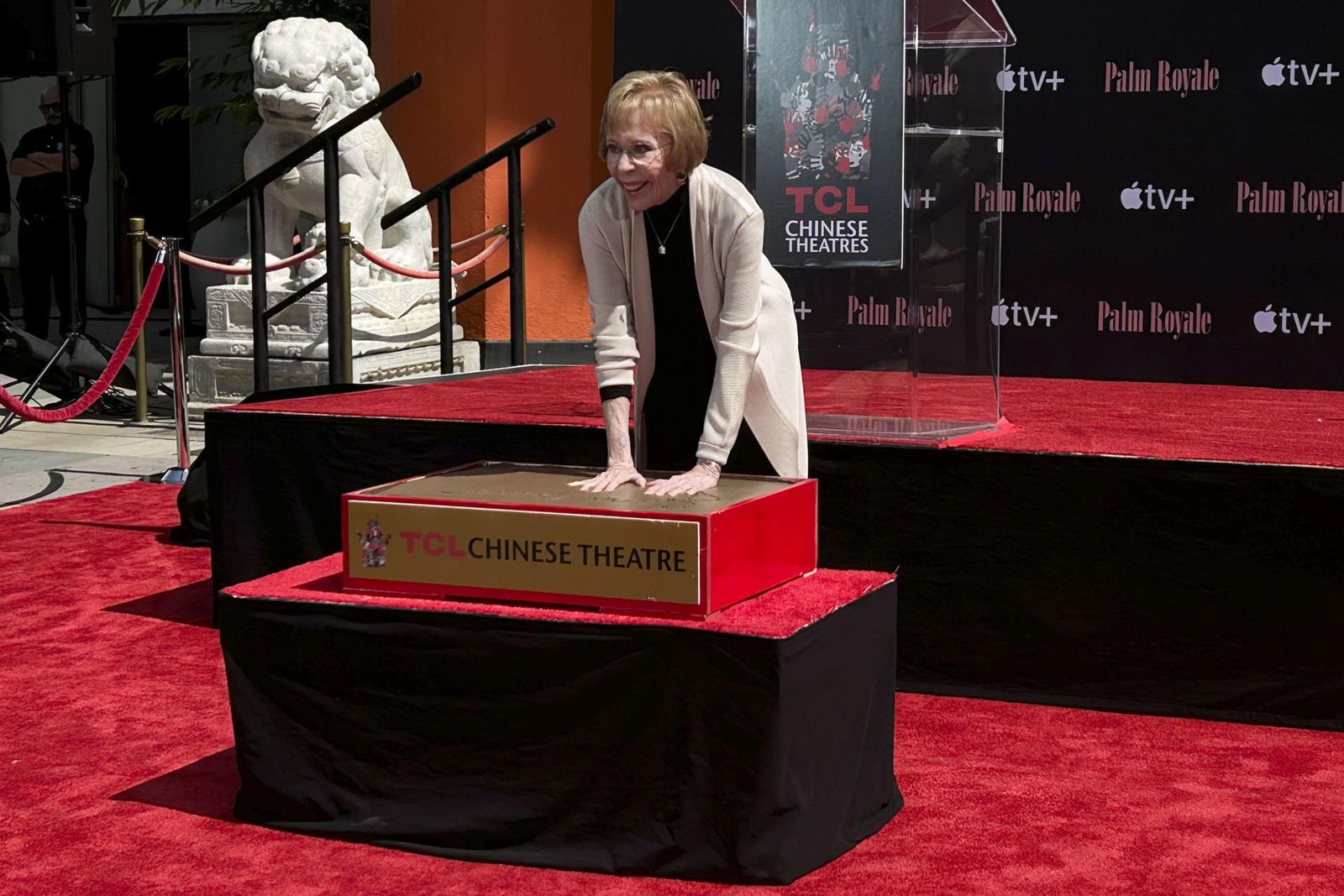 Carol Burnett posa sus manos en el el cemento de la entrada del famoso Teatro Chino de Los Ángeles