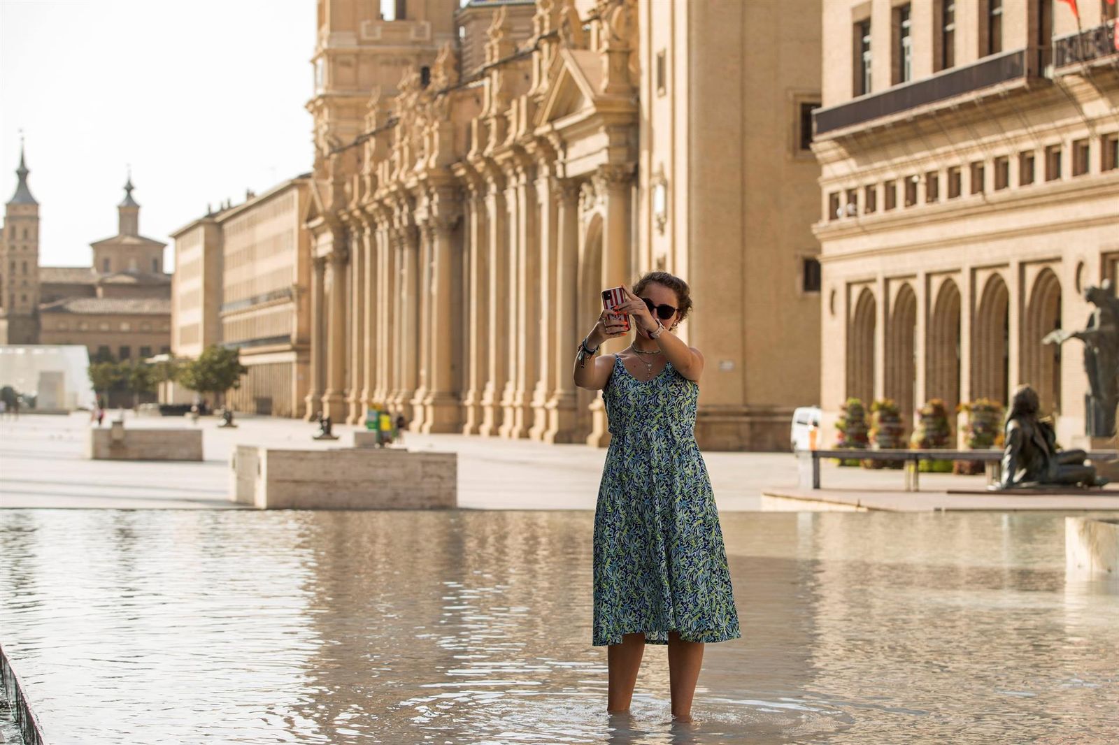 Las fuentes públicas se convierten durante estos días de calor en nuestros mejores aliados. Esta mujer ha encontrado el mejor selfie en Zaragoza.