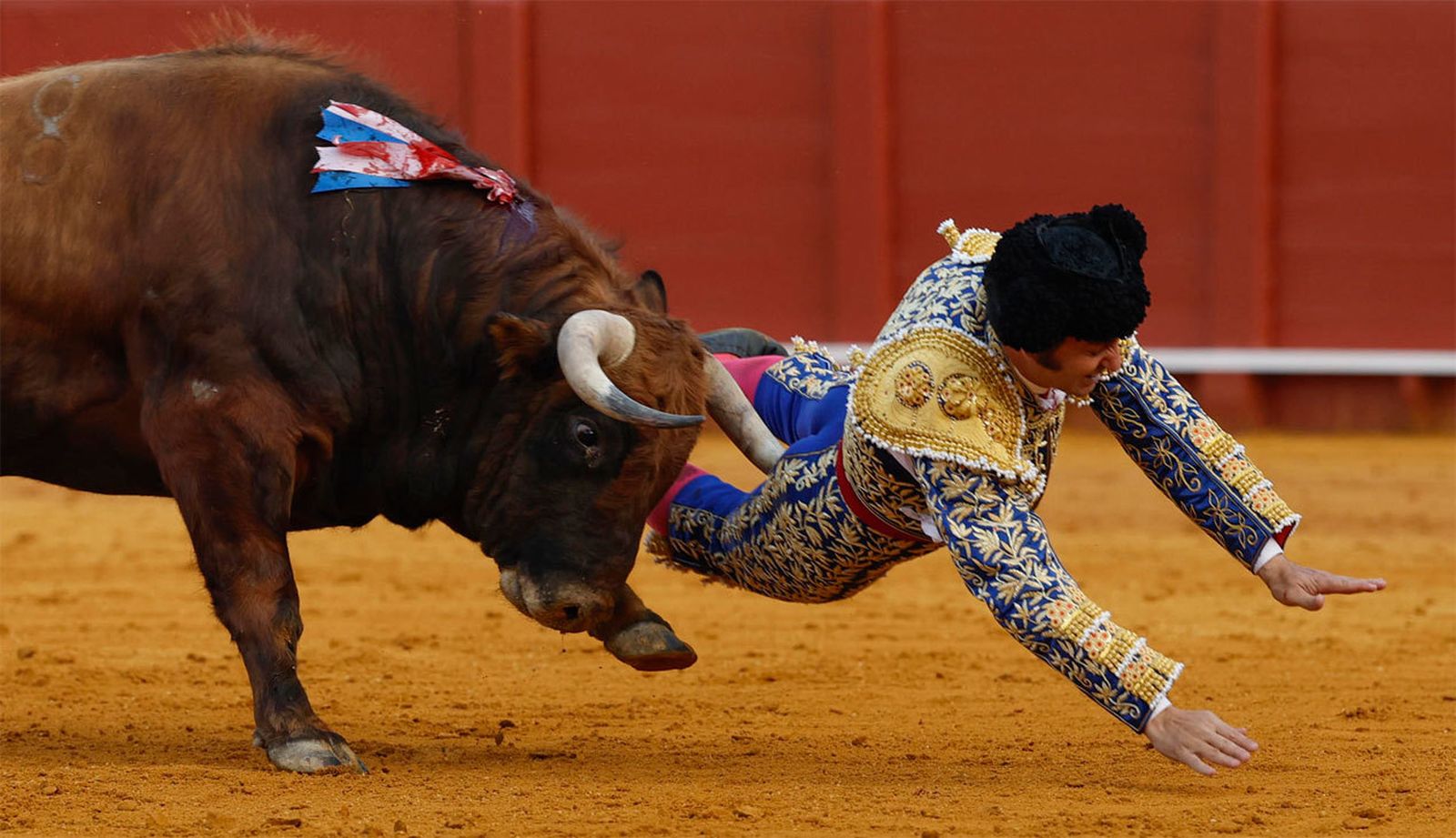Morante de la Puebla herido en Sevilla por el cuarto toro de la corrida