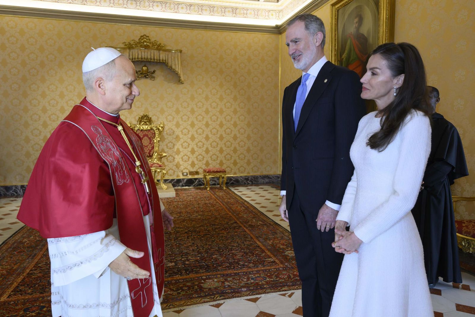 Los reyes Felipe VI y Letizia se reúnen con el Papa durante casi una hora