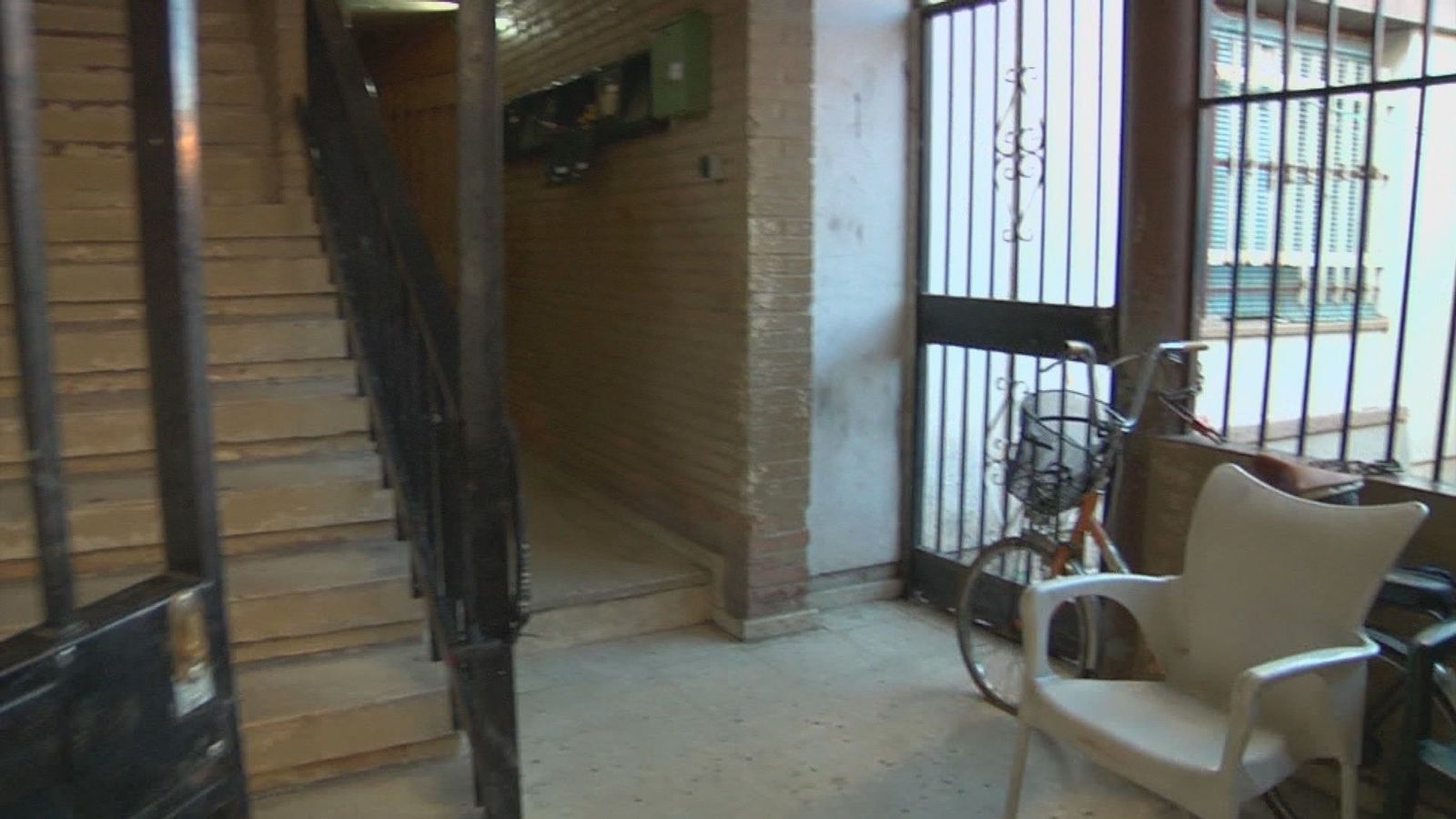 La Policía investiga el paradero de los padres de un bebé abandonado en un portal de Sevilla