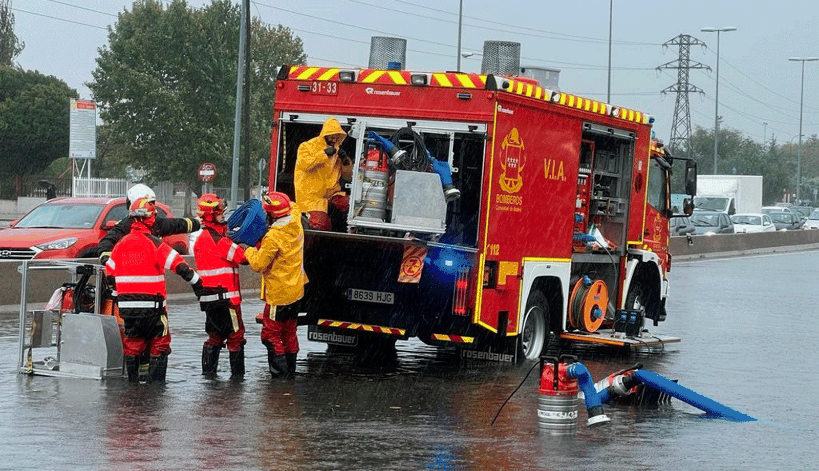 La lluvia complica el tráfico en Madrid y obliga a cortar carreteras