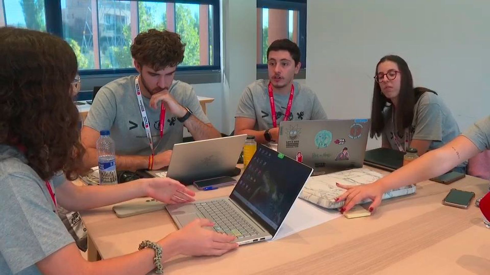 Jóvenes talentos buscan soluciones innovadoras a problemas del medioambiente, la salud y el sector aeroespacial