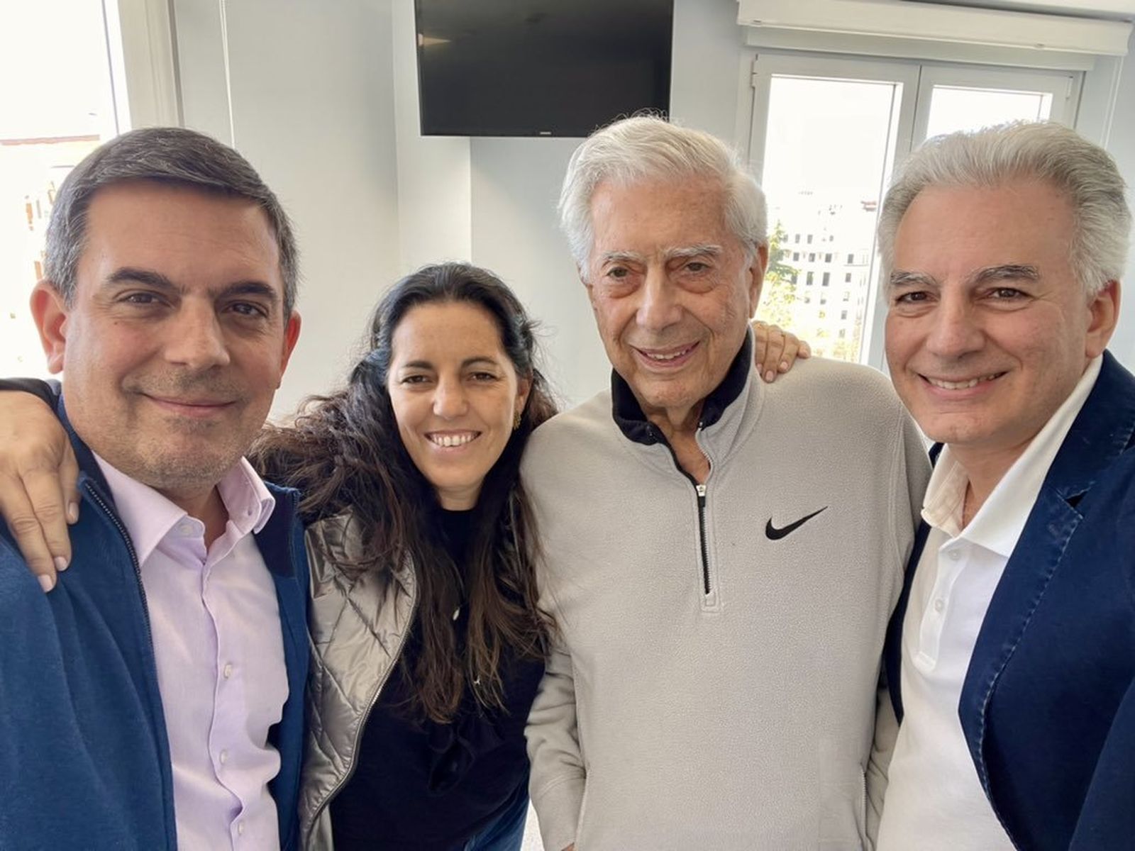 Mario Vargas Llosa recibe el alta tras superar la Covid