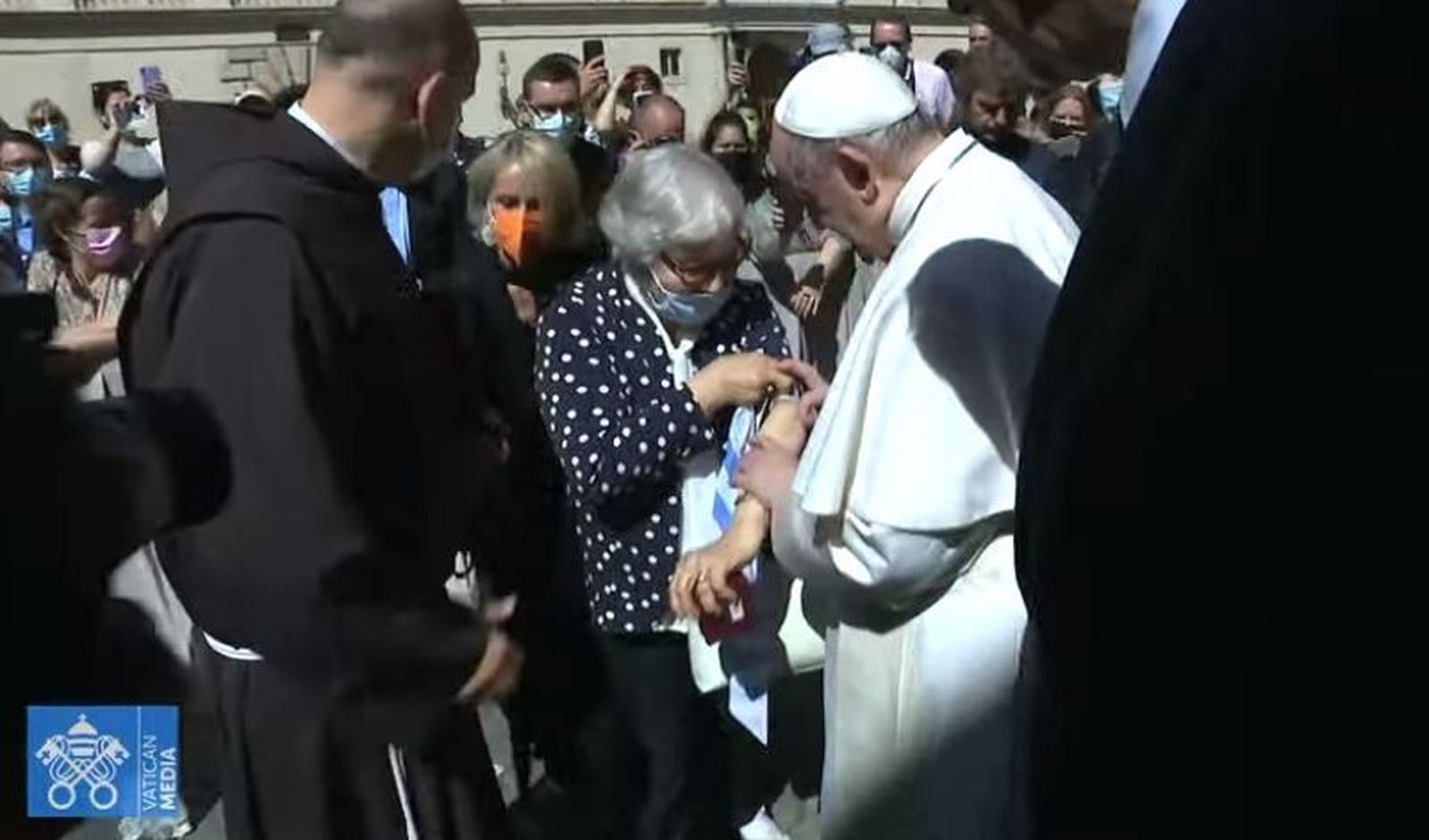 Una mujer, superviviente de un campo de concentración nazi, muestra su antebrazo tatuado al papa