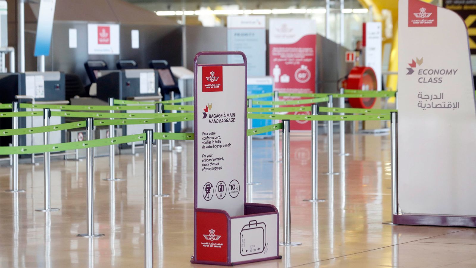 Sala de facturación de un aeropuerto vacía