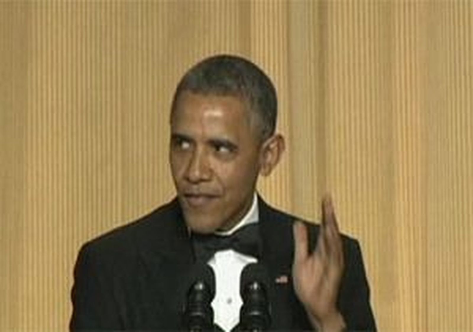 Obama se autoparodia y lanza dardos contra republicanos en la cena humorística