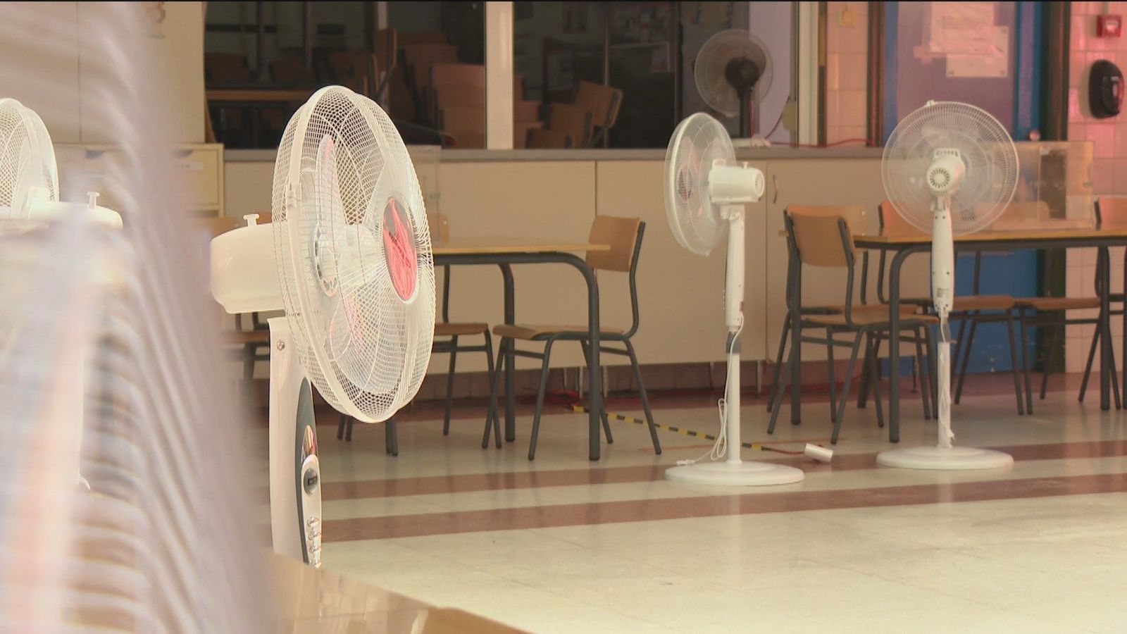 Los centros electorales de la Comunidad se preparan con ventiladores y agua fría