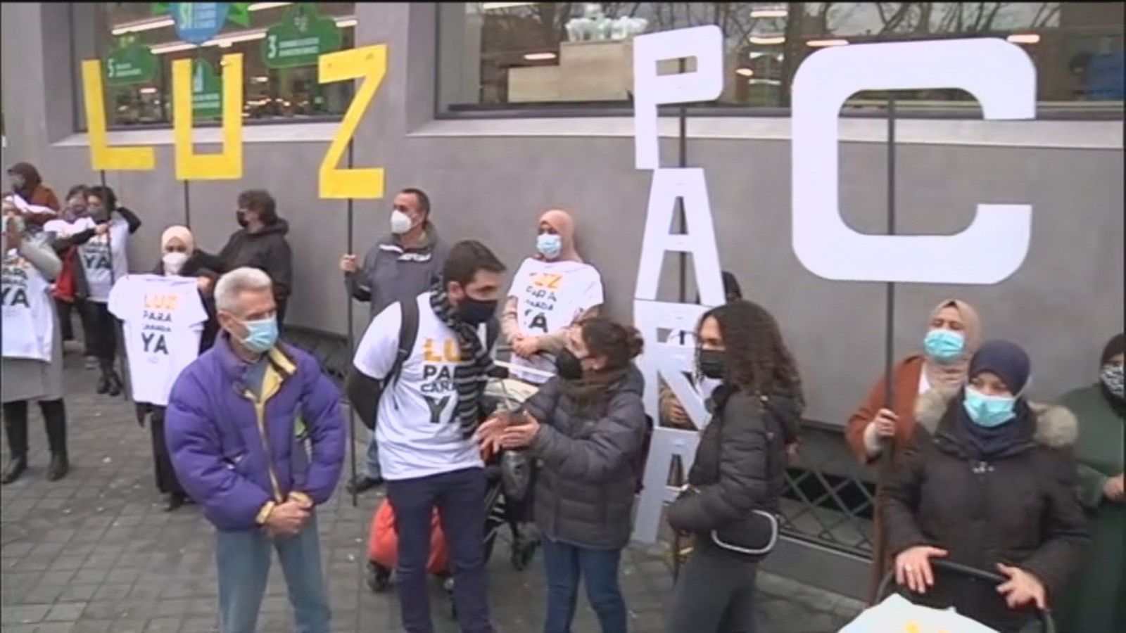 Vecinos de la Cañada Real protestan ante la Asamblea de Madrid tras el revés judicial