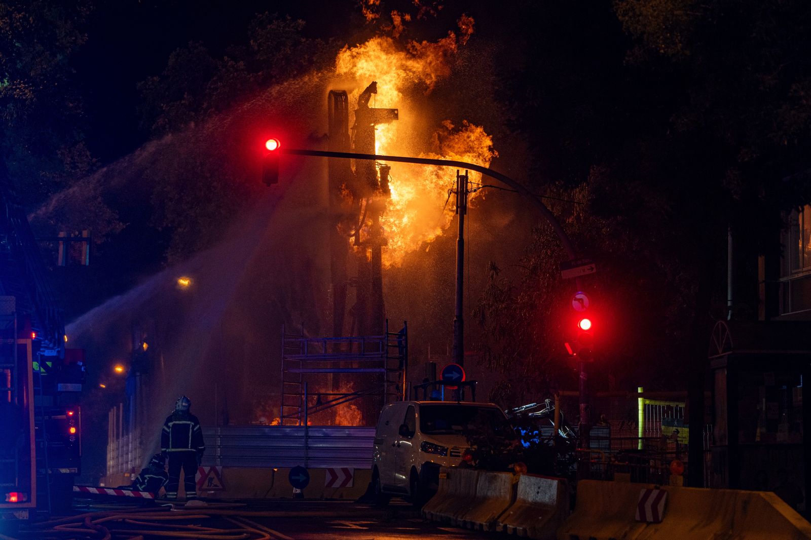 Bomberos de Barcelona han trabajado en un incendio por un escape de gas en la plaça de Sants