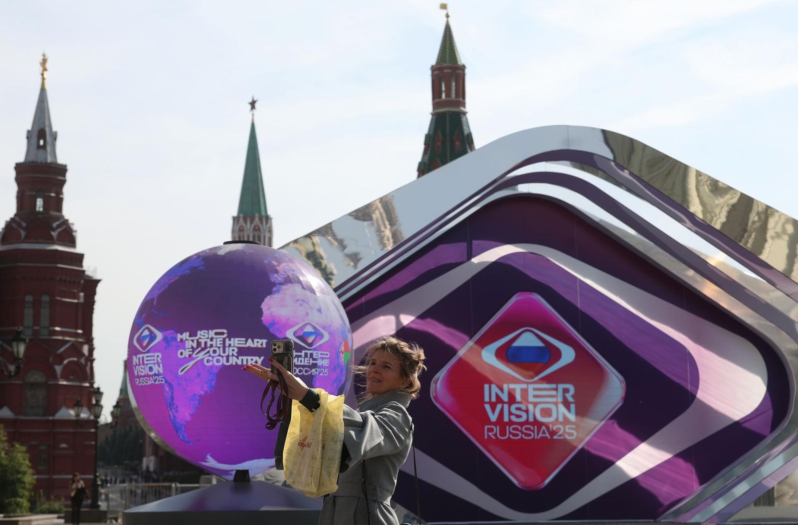 Una mujer camina frente a una instalación dedicada al concurso internacional de música 'Intervisión' en el parque Zaryadye, cerca del Kremlin.
