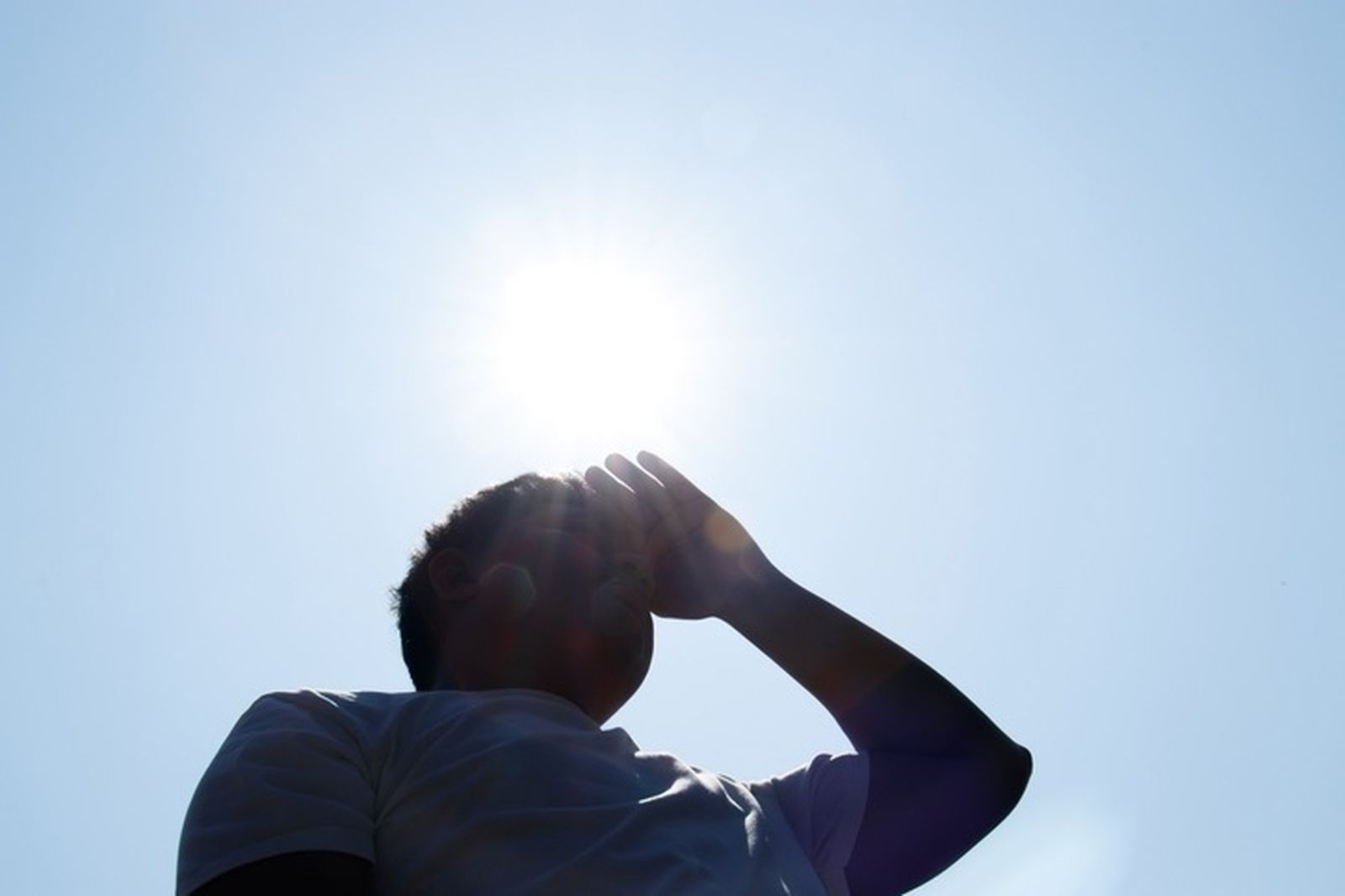 Una persona bajo el sol