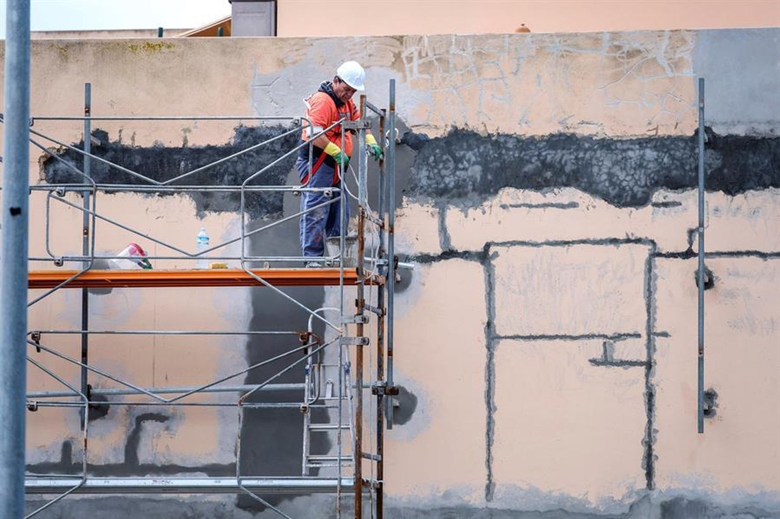 Un obrero, durante una obra