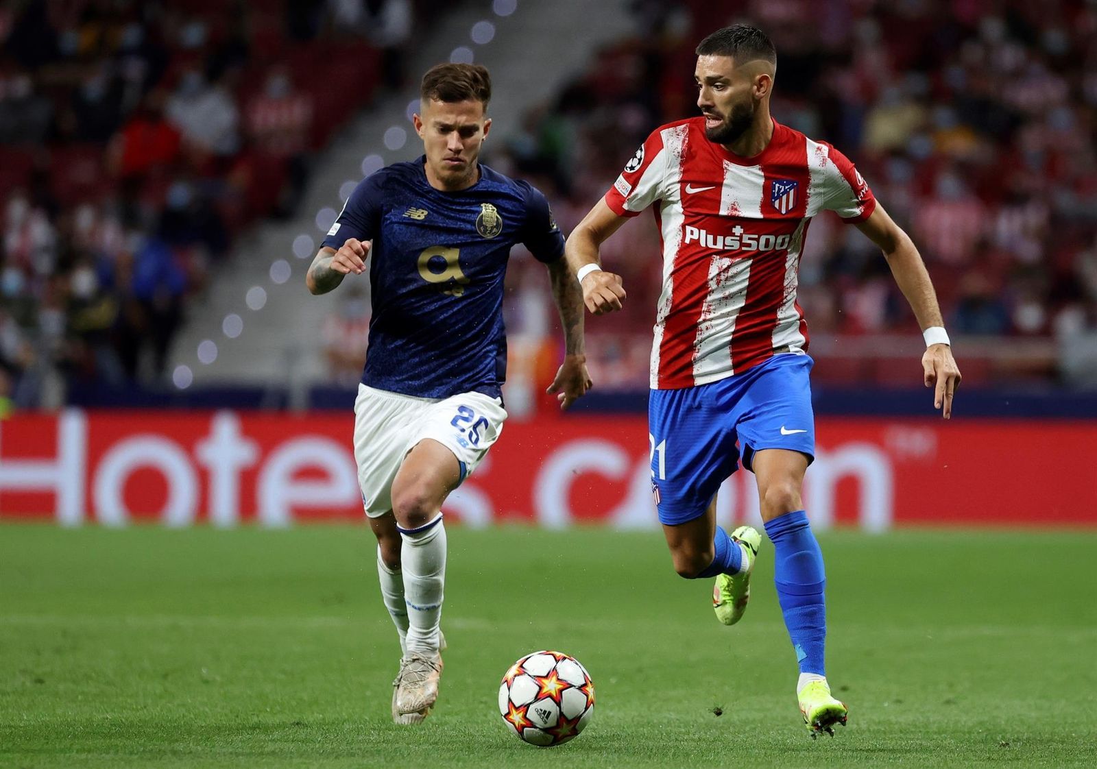 Yannick Carrasco ante el Oporto