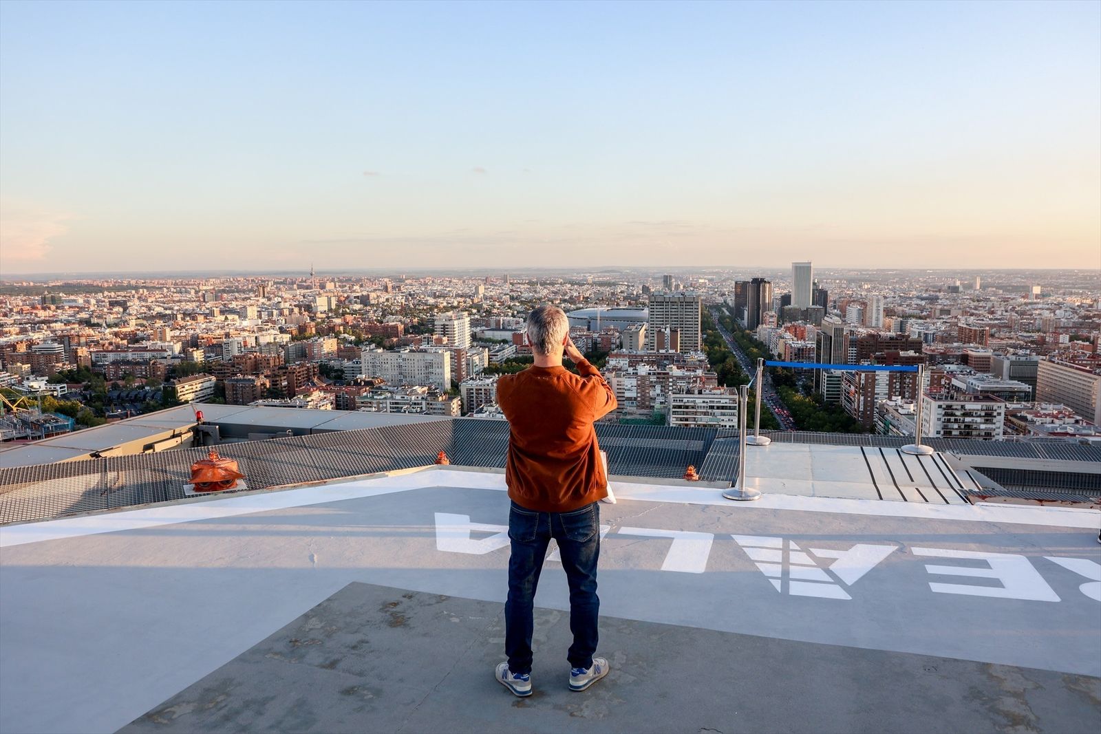 Un hombre fotografía la ciudad de Madrid