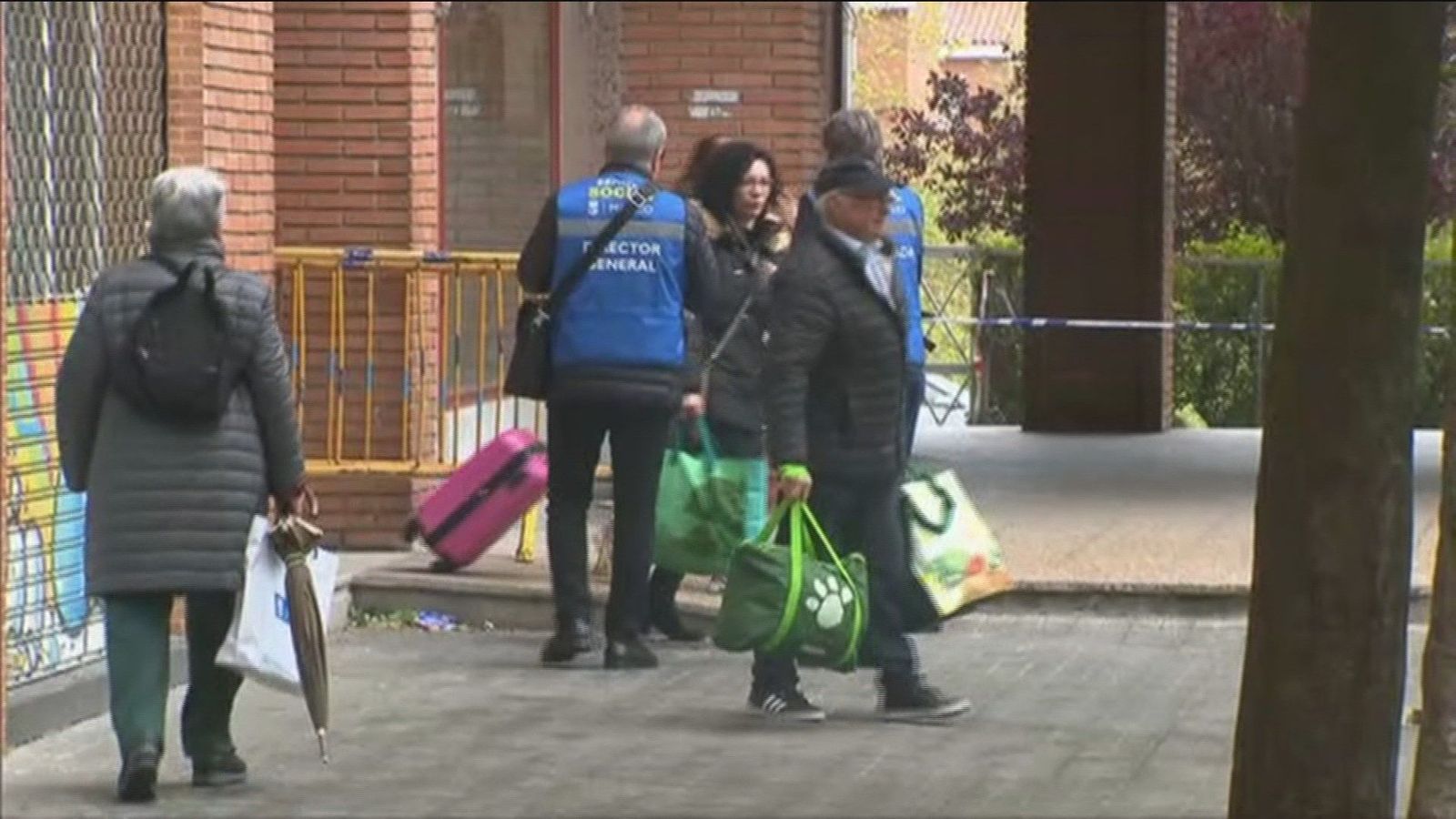 Los vecinos desalojados de Vallecas acceden al edificio siniestrado para recoger enseres