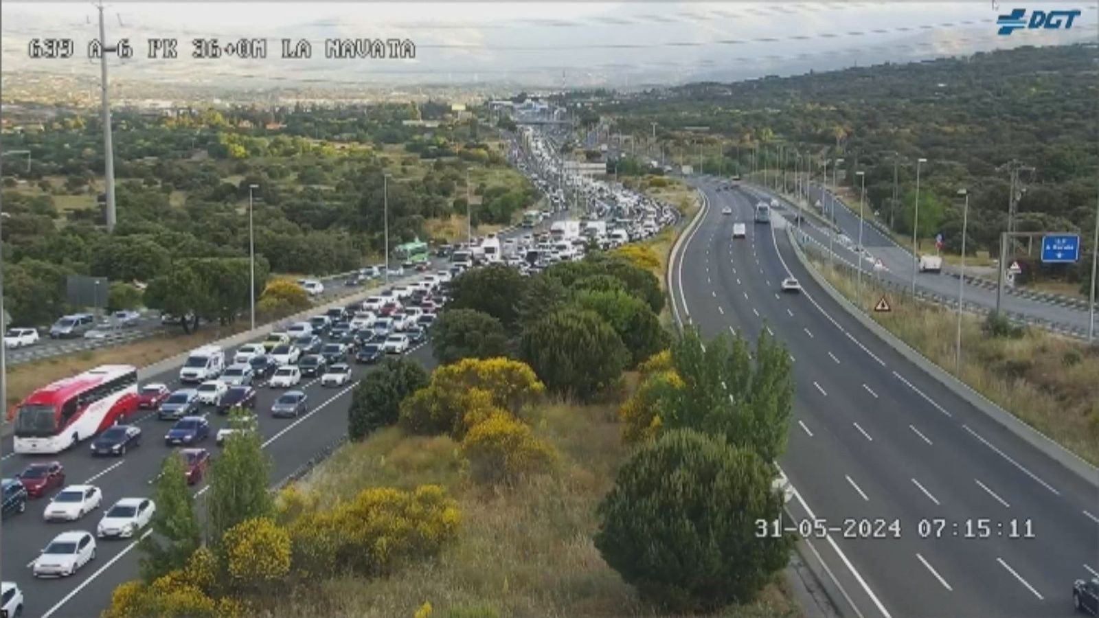 Un camión vuelca su carga y provoca retenciones en la A-6 en Galapagar