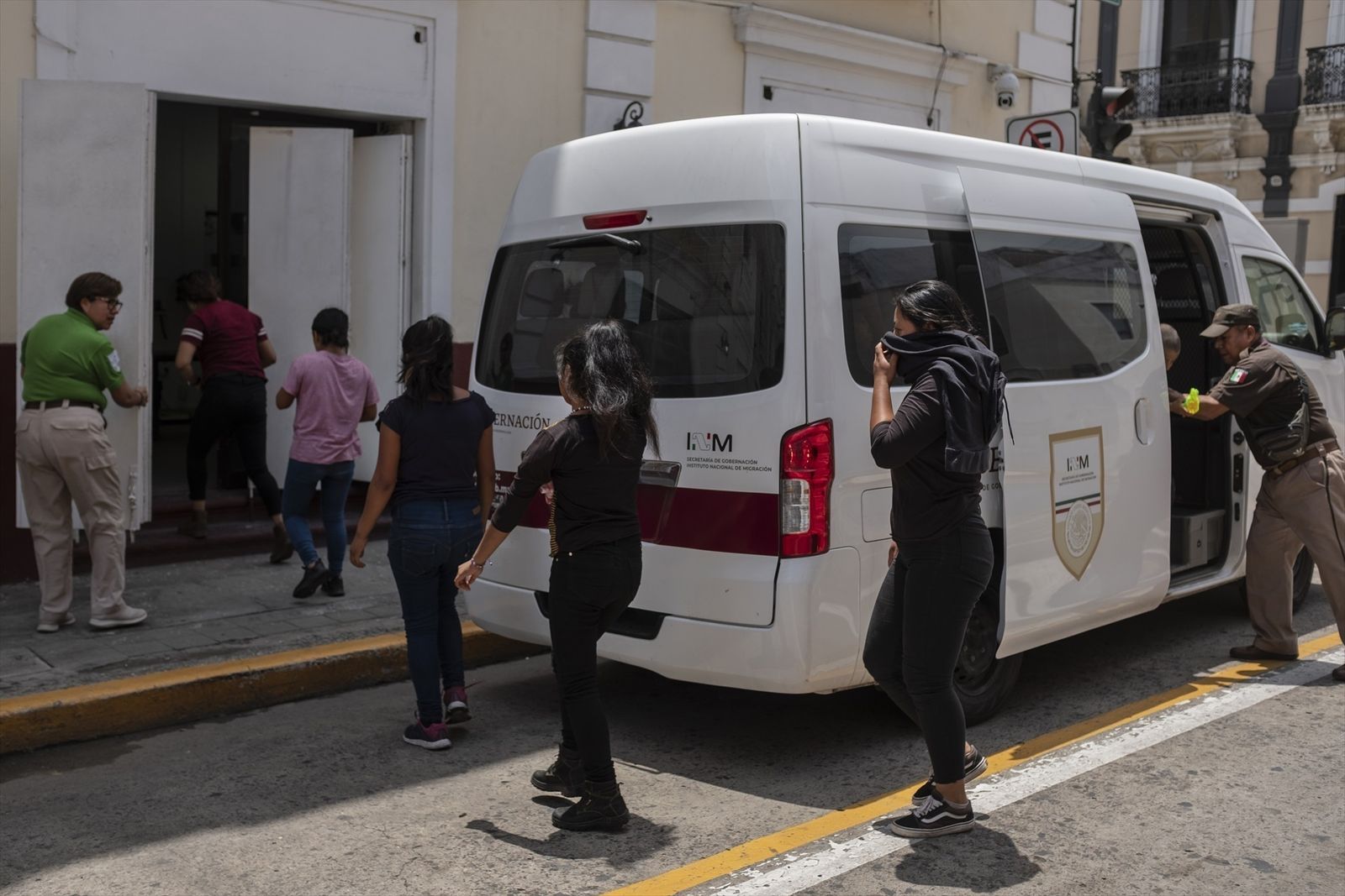 Inmigrantes hacinados en un camión en México