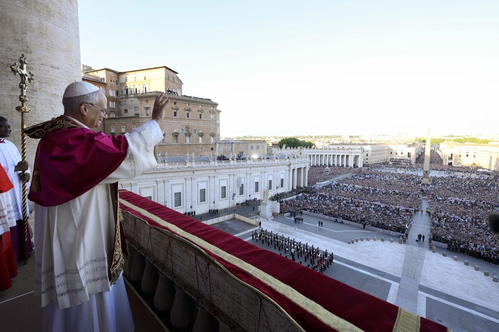 León XIV saluda en el Vaticano