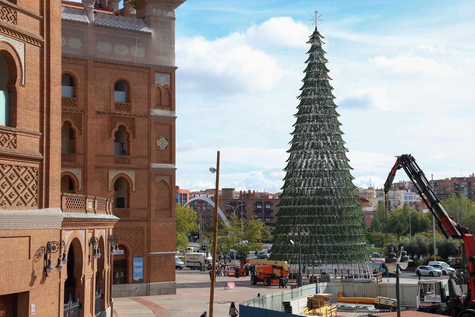 Montaje de las luces de navidad de Madrid