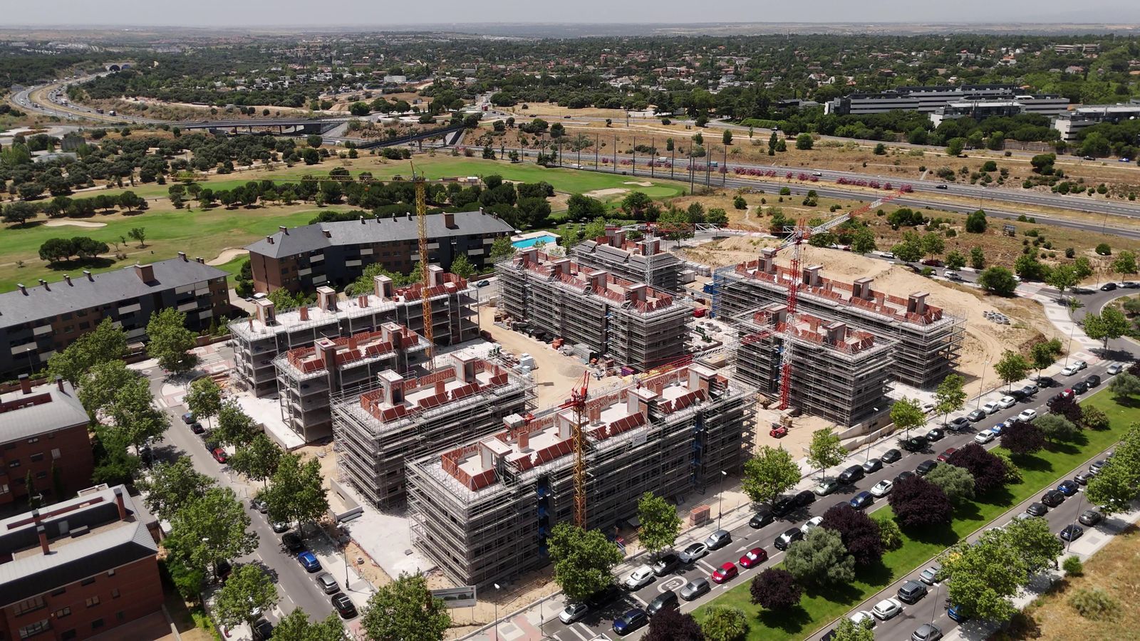 Vista de los 180 pisos públicos de alquiler que se construyen en Majadahonda